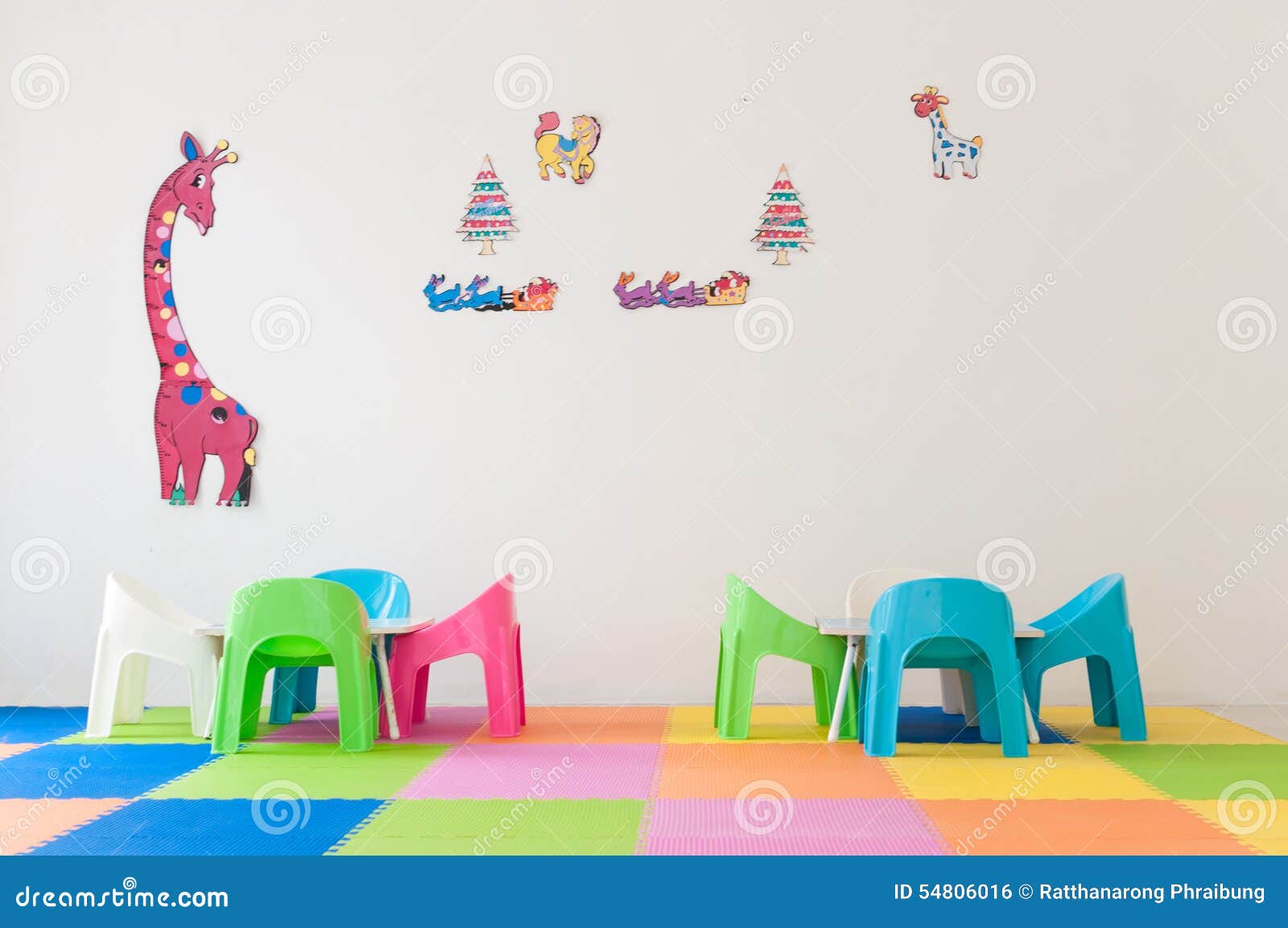 Stanza di bambini decorata con colore dell'arcobaleno. Stanza di bambini decorata con i colori e l'animale dell'arcobaleno sulla parete