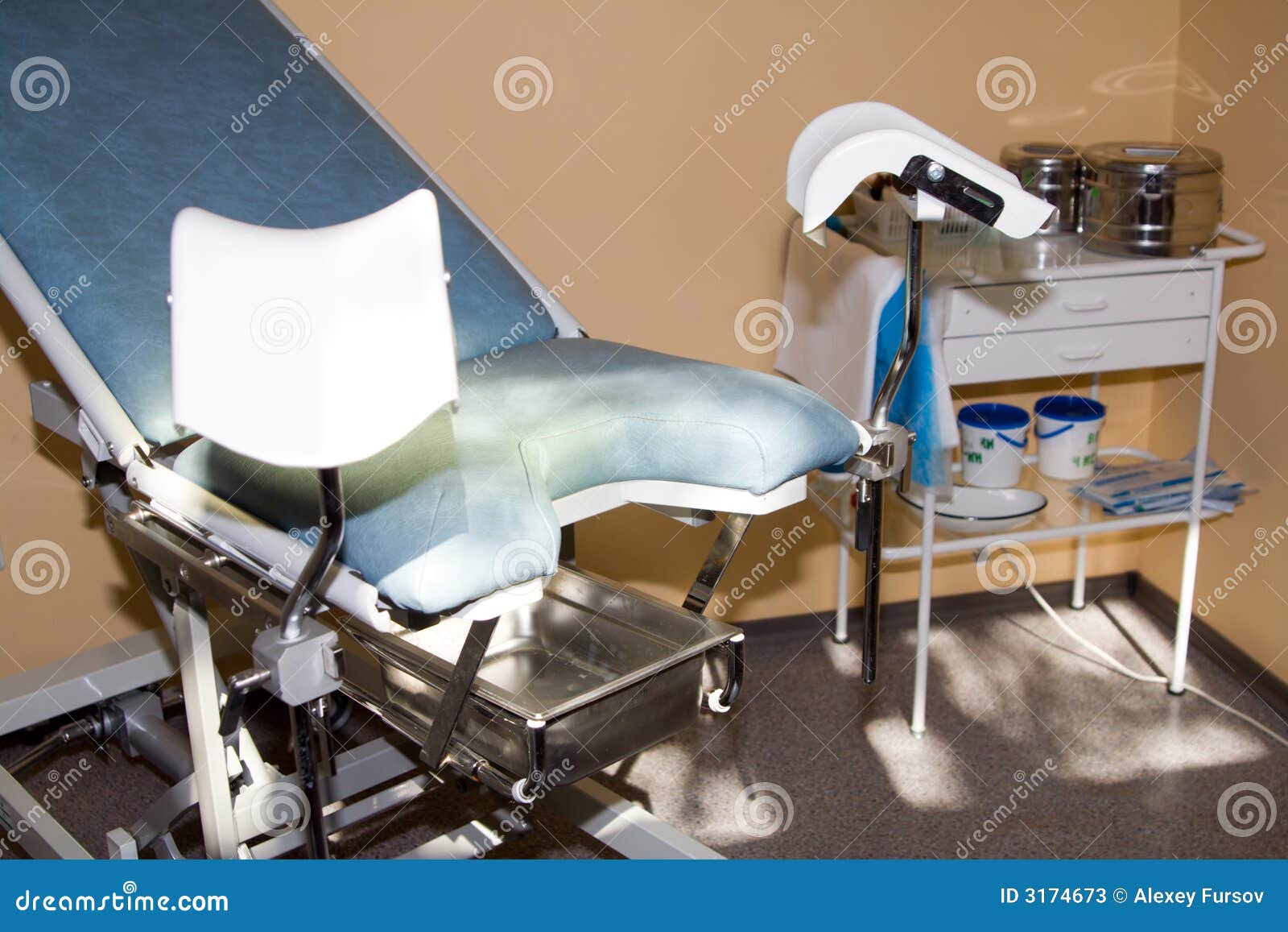 Кресло в кабинете гинеколога