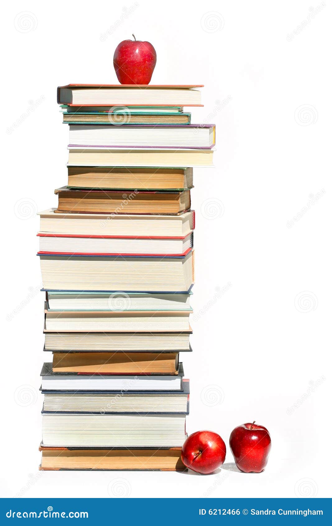 Stapel boeken op wit. Stapel boeken die op witte achtergrond worden geïsoleerd