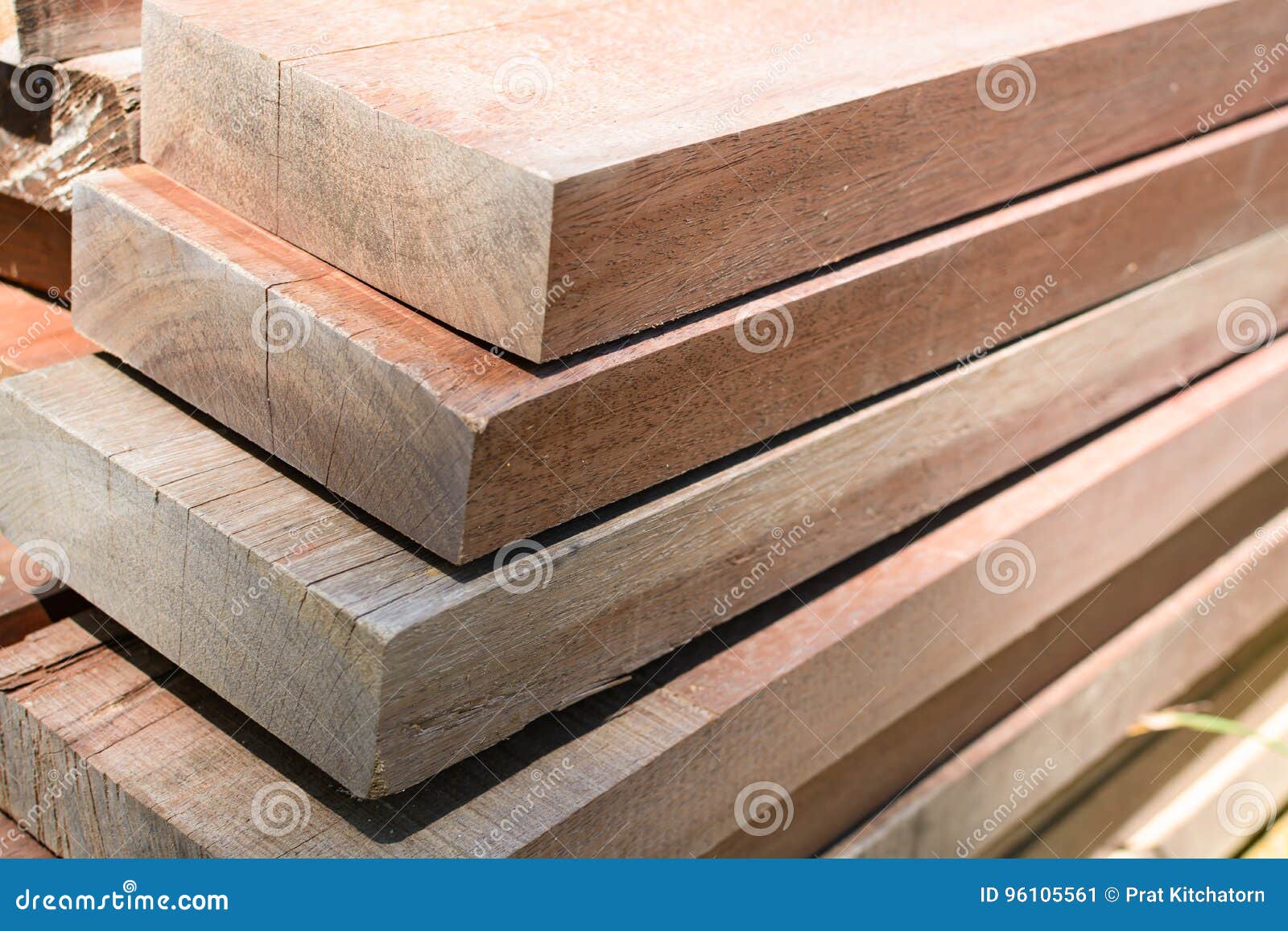 Woedend het internet Persoonlijk Stapel Dikke Plank Voor Brugbouw Met Houten Harde Openlucht Stock  Afbeelding - Image of paneel, patroon: 96105561