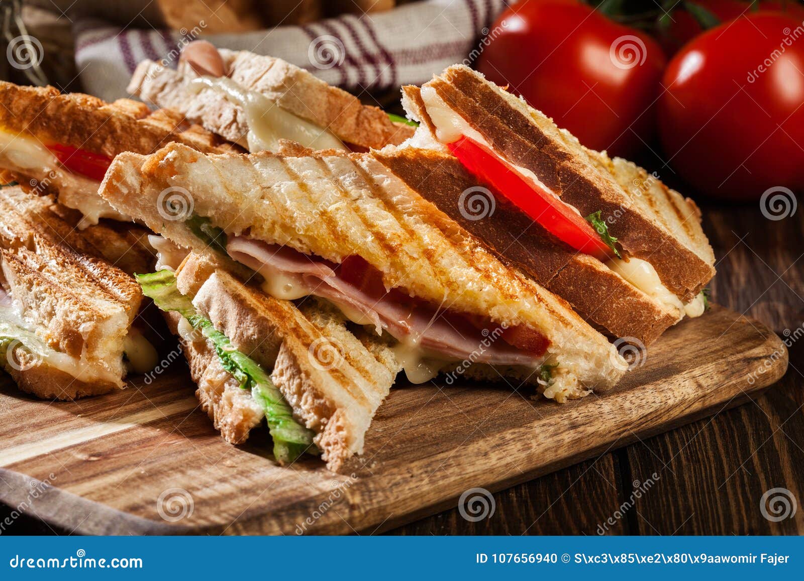 Stapel Panini Mit Schinken-, Käse- Und Kopfsalatsandwich Stockfoto ...