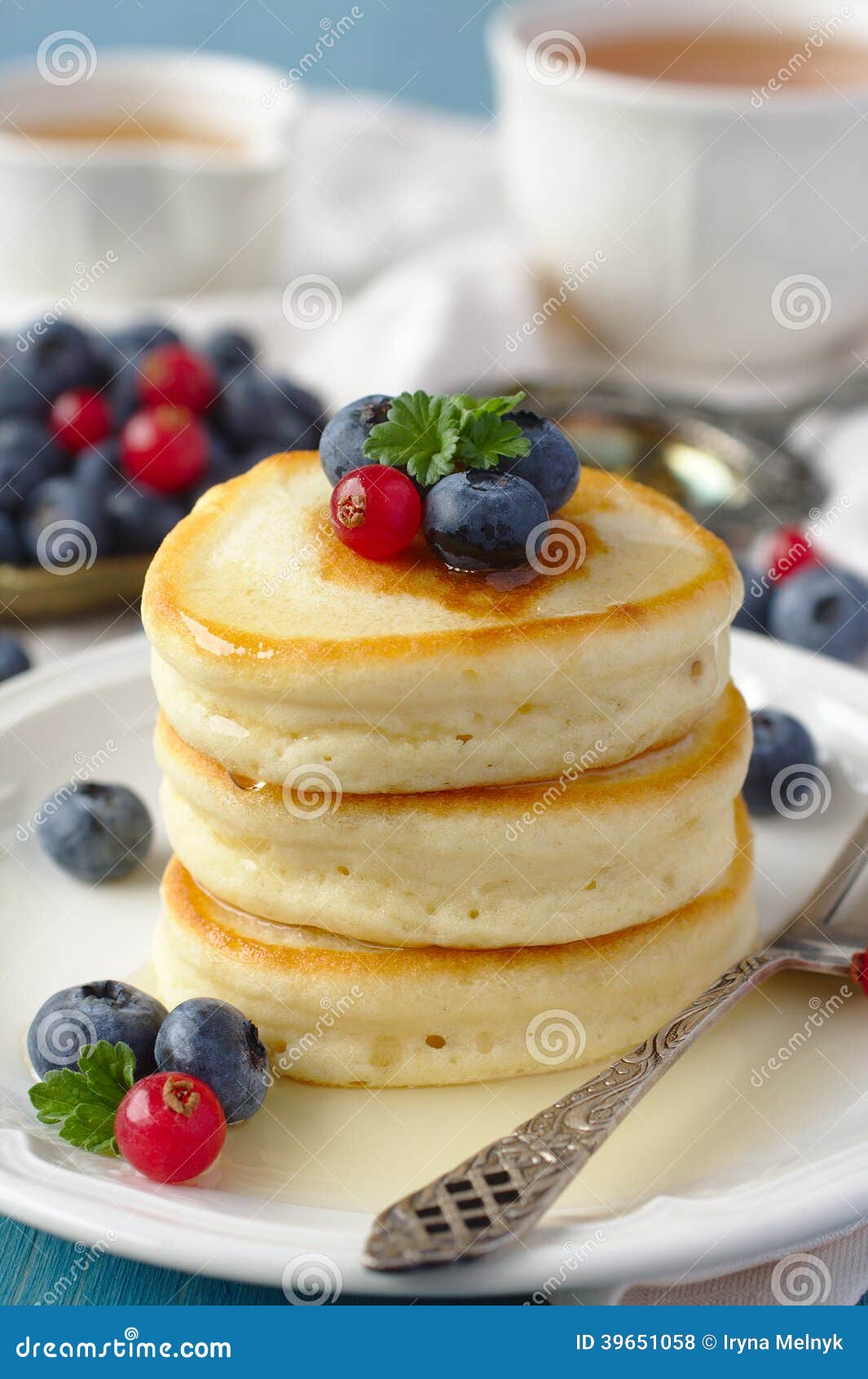 Stapel Pfannkuchen Mit Frischen Beeren Und Honig Stockfoto - Bild von ...