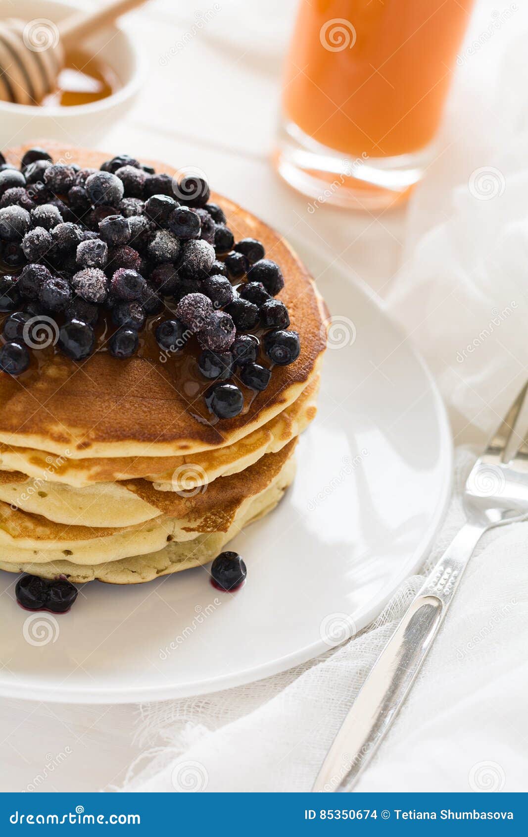 Stapel Pfannkuchen Mit Gefrorenen Blaubeeren Und Honig Stockfoto - Bild ...