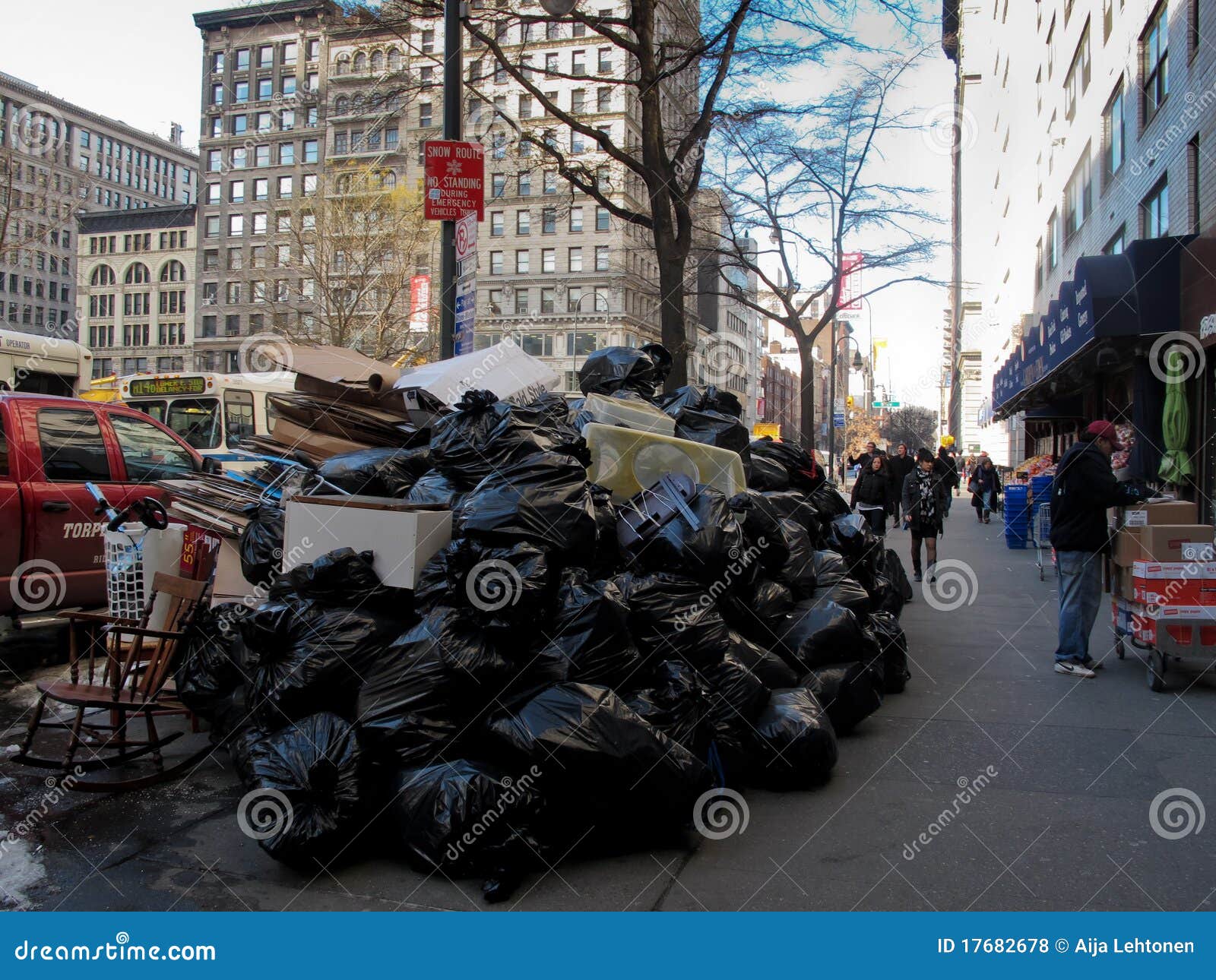 Stapel Van Afval Op Straat in De Stad Van New York Redactionele Stock ...