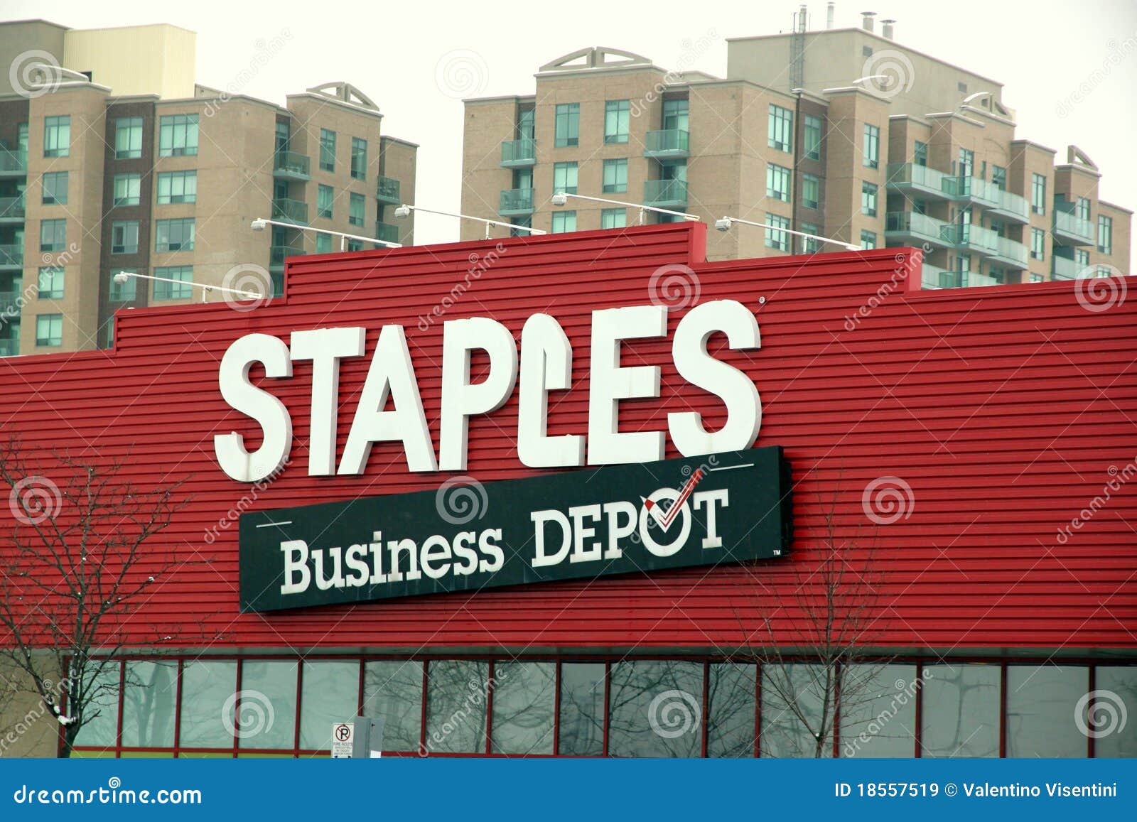 Staples editorial stock image. Image of green, chain 18557519