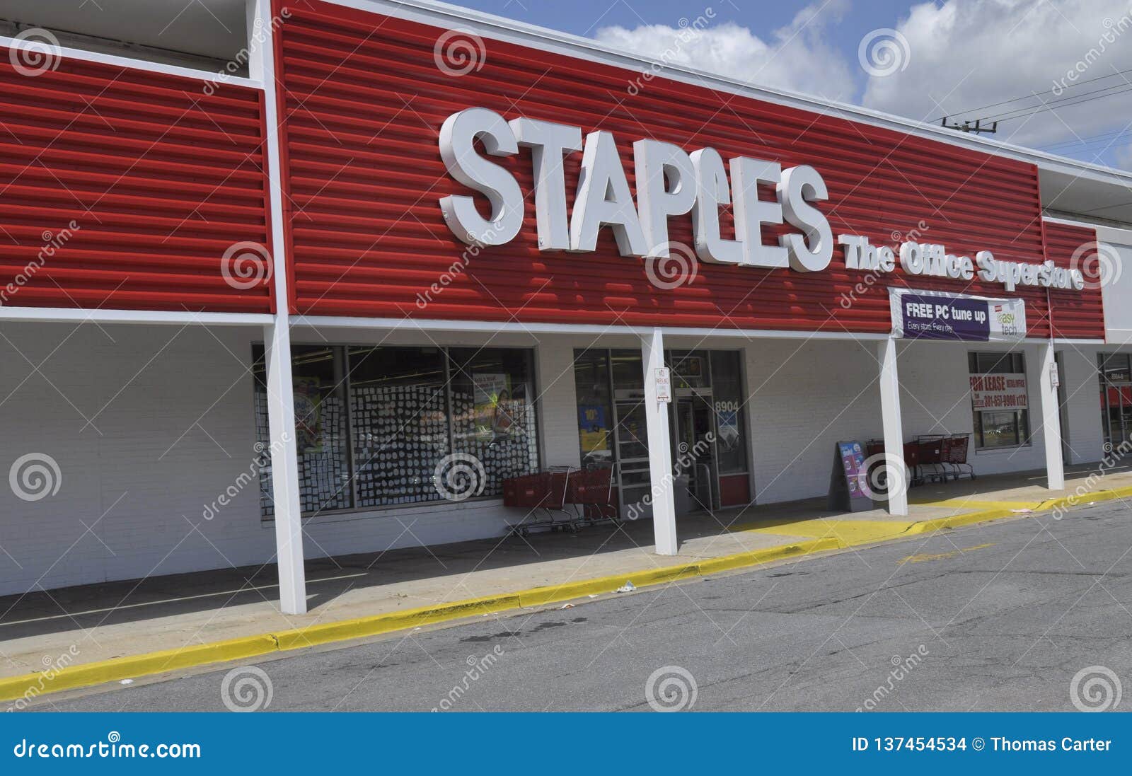 A Staples retail location in Maryland Stock Photo - Alamy