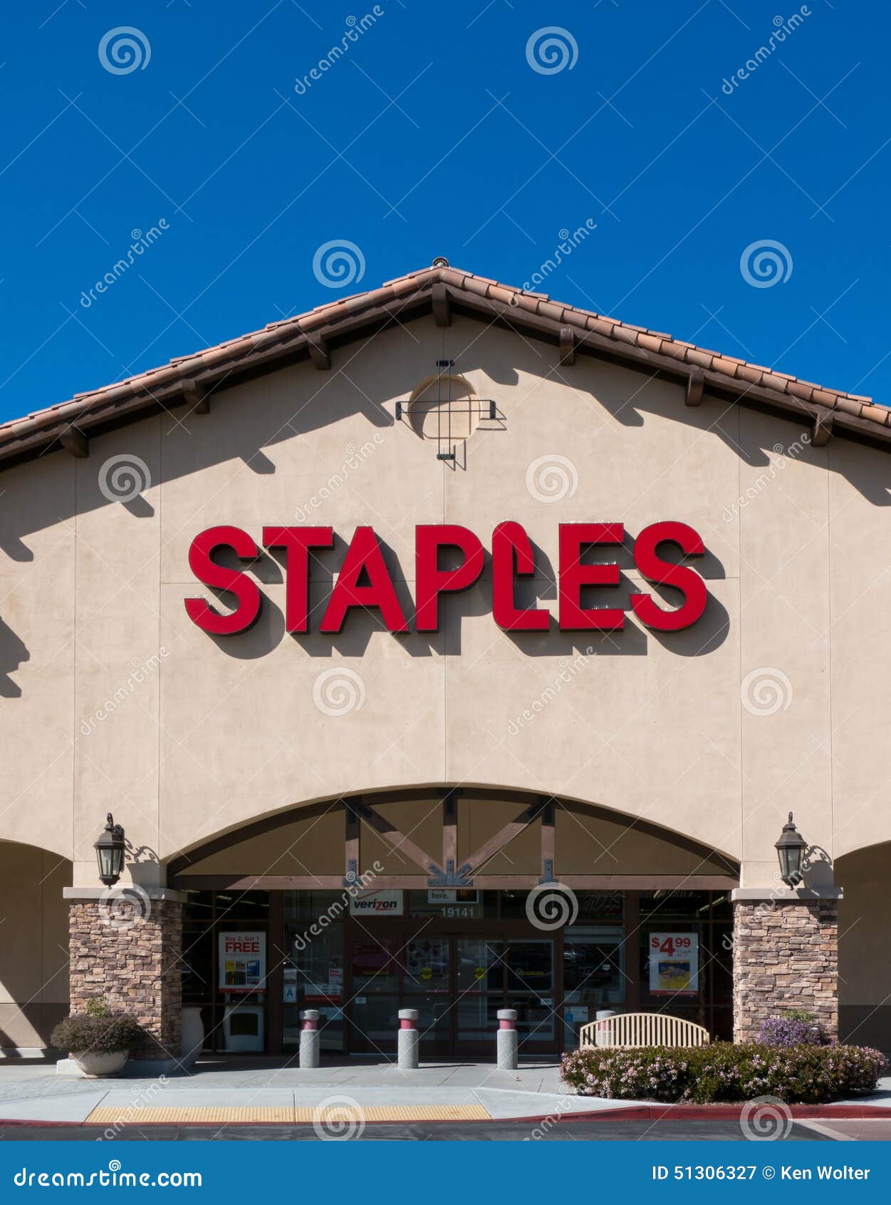 Staples Office Supply Store Vertical Image Santa Clarita Ca Usa March Exterior Inc Sells Supplies Machines Promotional Products 51306327 