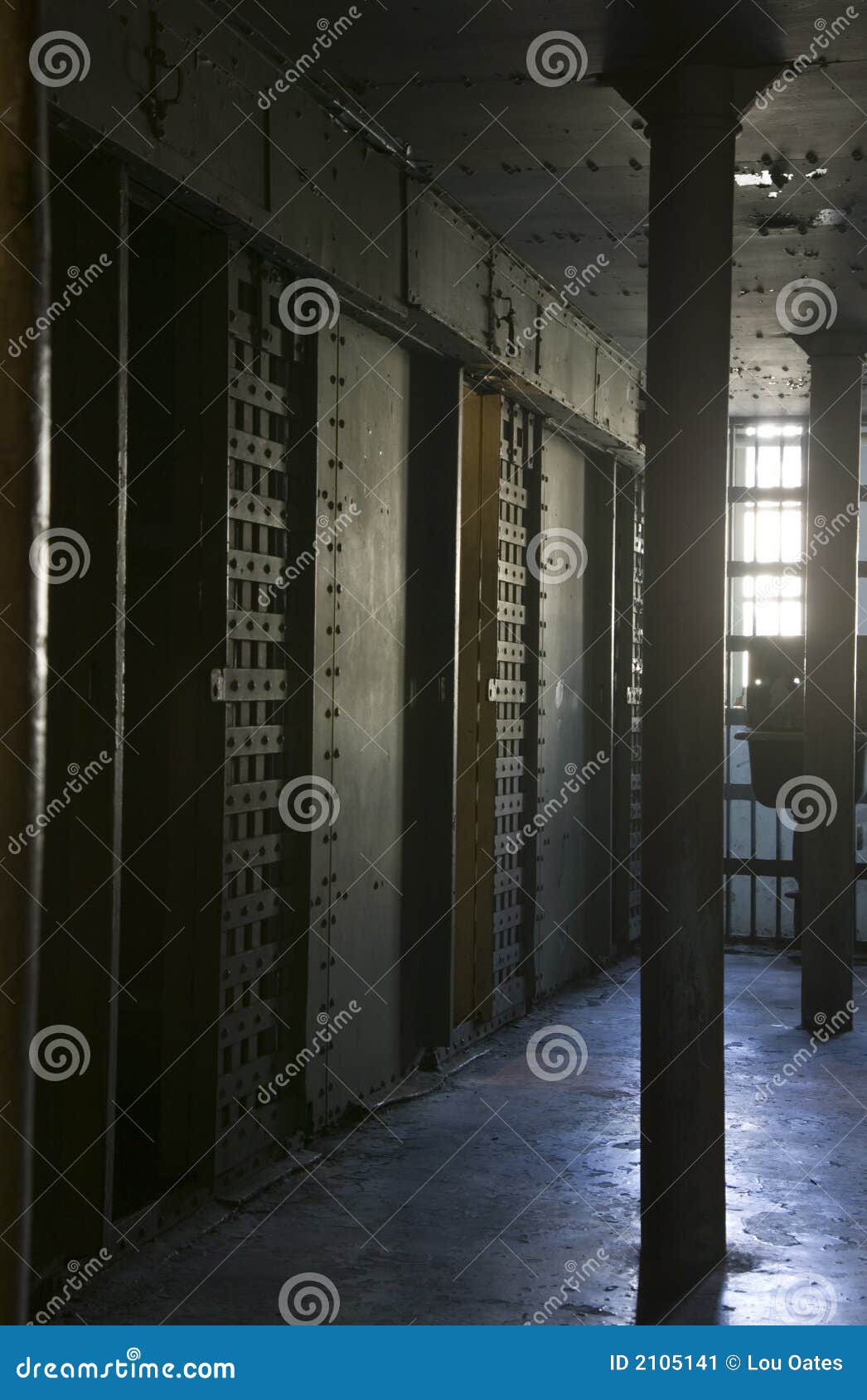 Stare więzienie. Komórki grupowych więzienia farby stary obieranie