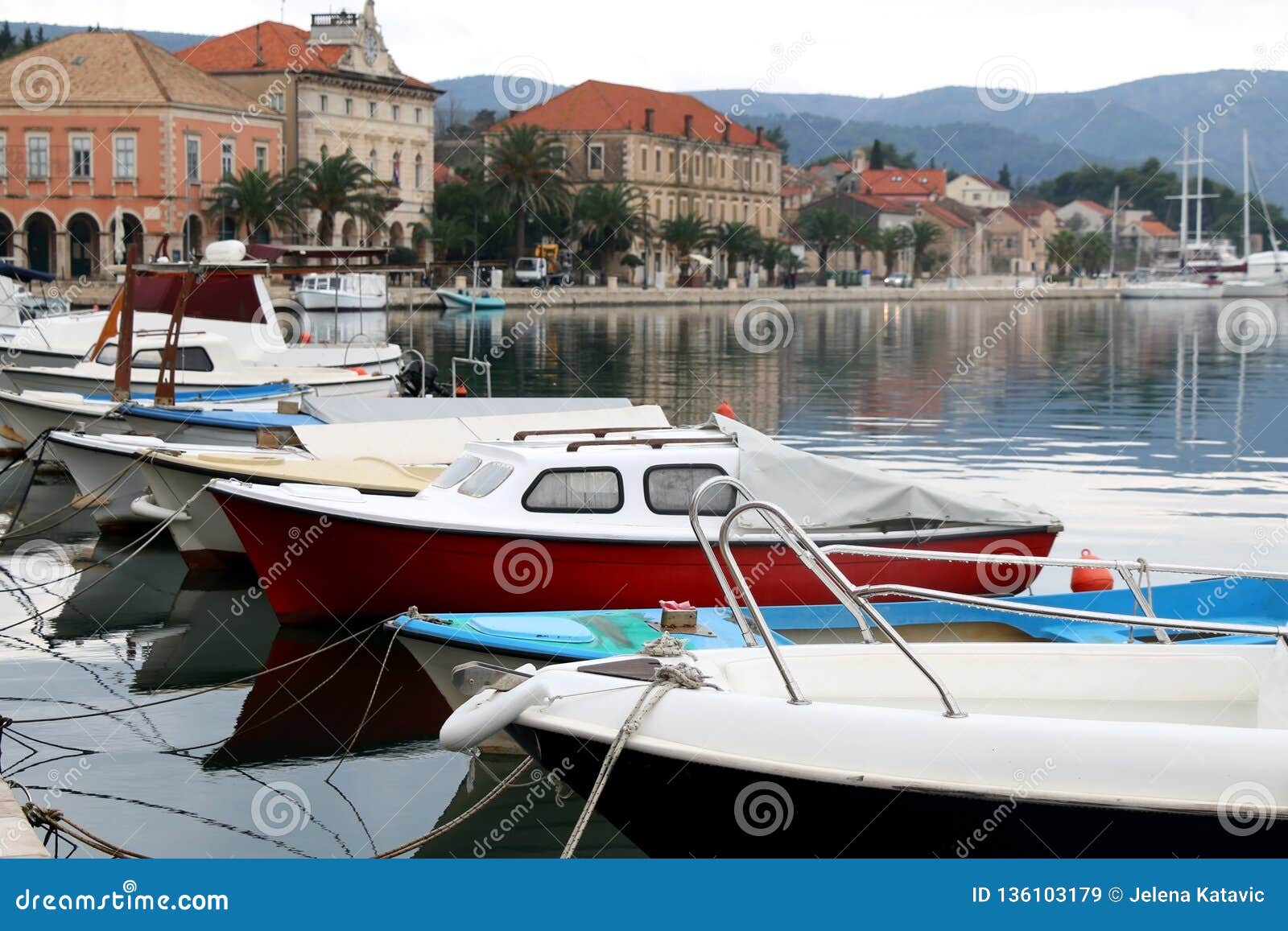 Stari Grad, Hvar, Kroatië. Kleine boten in haven van Stari Grad, op eiland Hvar, Kroatië Selectieve nadruk