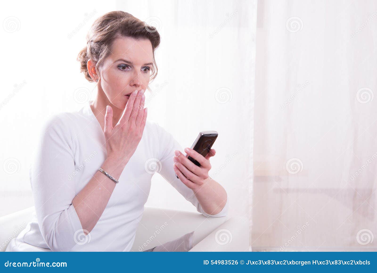 Starke Frau frightended durch Mitteilung auf Smartphone