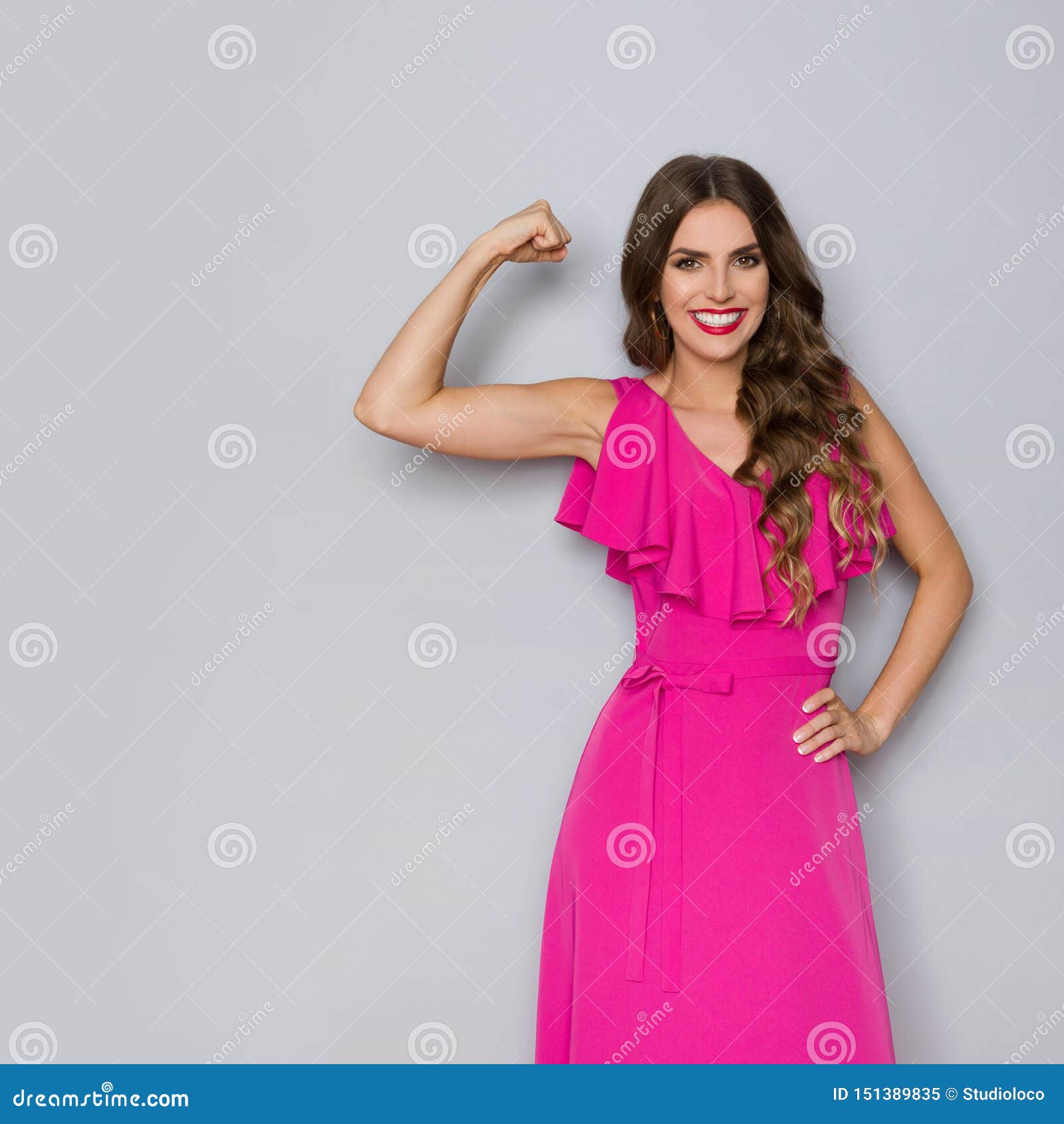 Starke Frau Im Eleganten Rosa Kleid Biegt Muskeln Und Das Lacheln Stockbild Bild Von Schauen Kamera 151389835