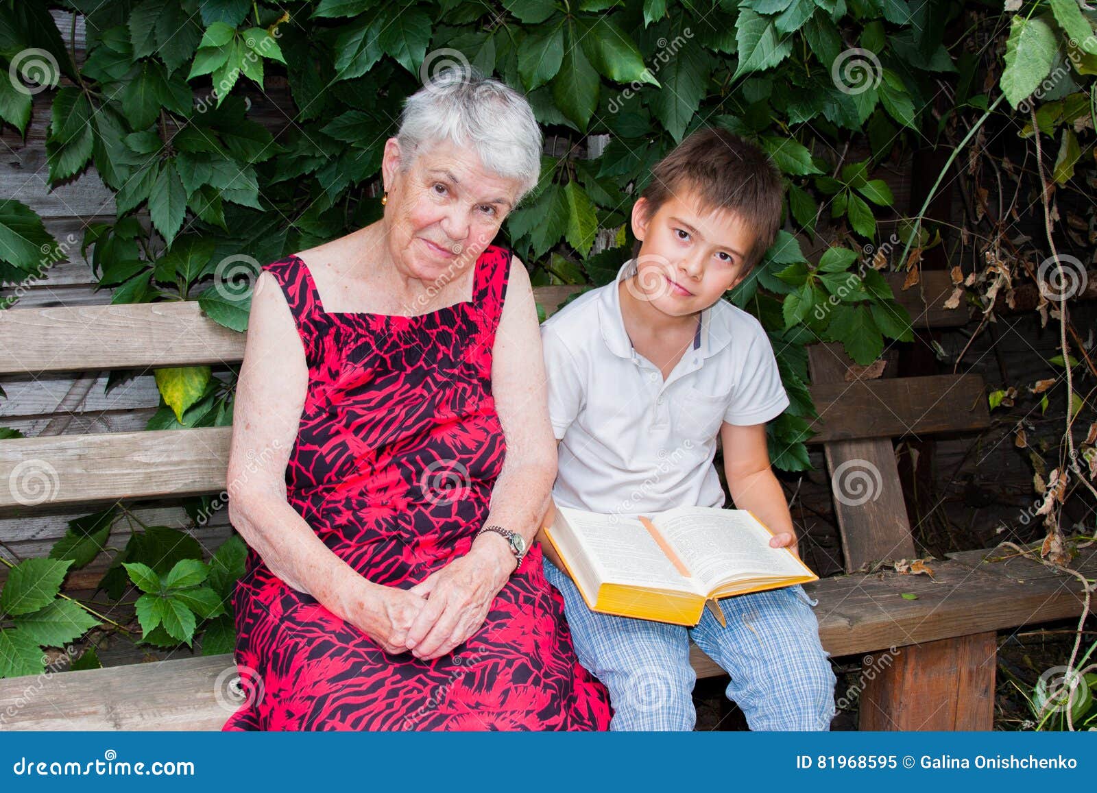 Читать книгу внучка. Чтение с бабушкой. Бабушка читает внукам. Бабушка читает книгу внуку. Бабушка и внучка читают книгу.
