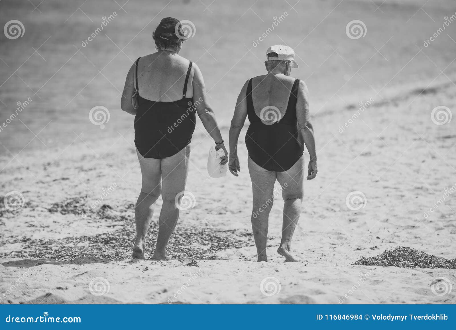 Starsze Kobiety Chodzą Przy Seashore, Morze Na Tle Damy Chodzi Przy Piasek  Plażą W Swimsuits, Tylni Widok Stare Babcie Obraz Stock Editorial - Obraz  złożonej z elderly, odtwarzanie: 116846984