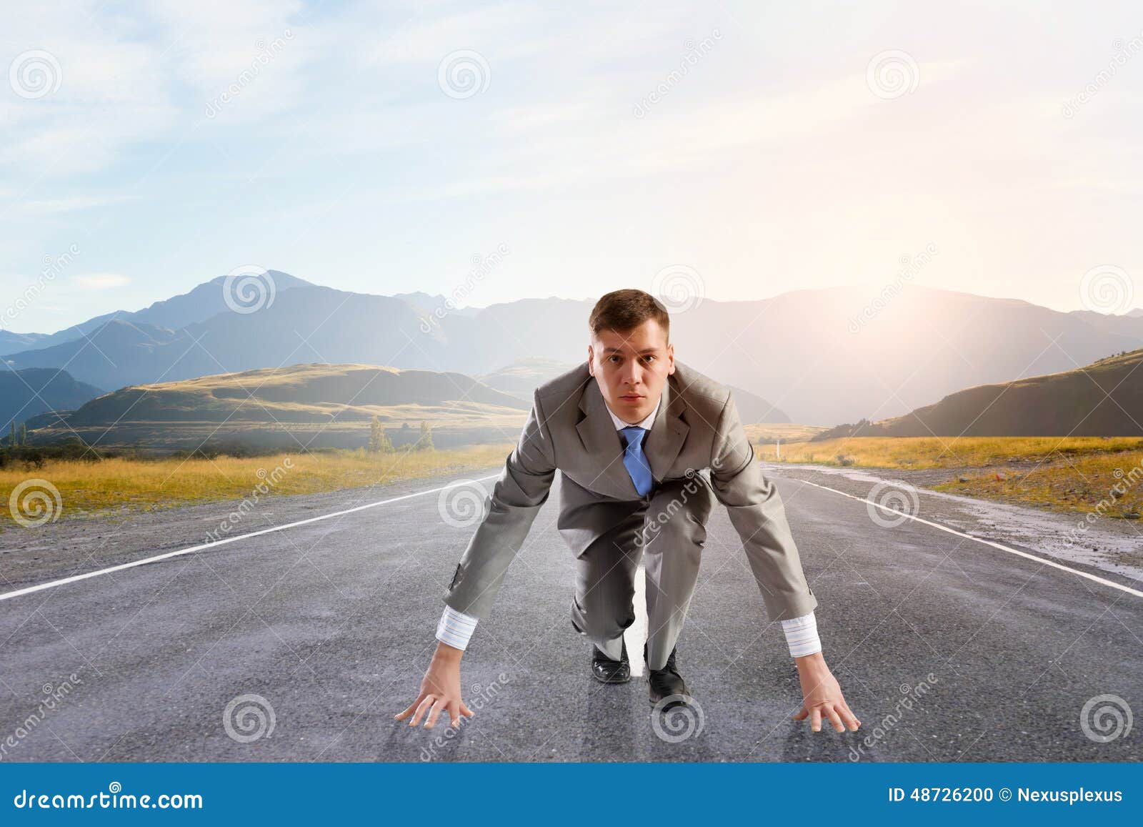 Business launch. Фото бизнесмена стоящего на одной ноге. The man standing at the start. Businessman determination.