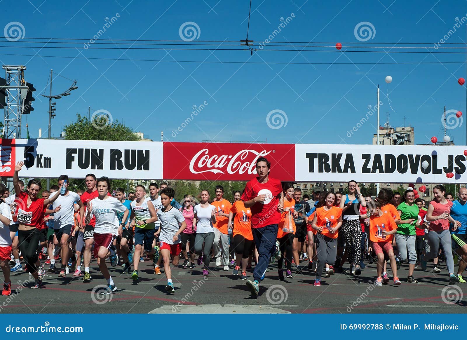 BELGRADE-APRIL 16: En grupp av löparestartgyckel körde loppet på maraton för The29th Belgrade April 16, 2016 i Belgrade, Serbien