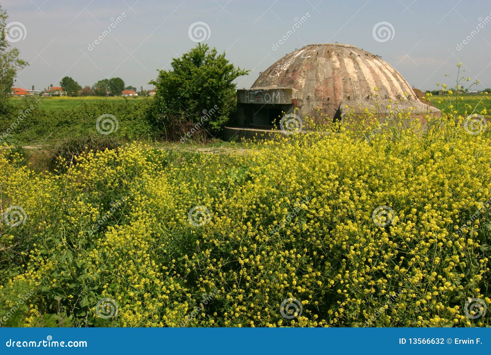 Stary Albania bunkier. 000 200 bunkierów mały jeden