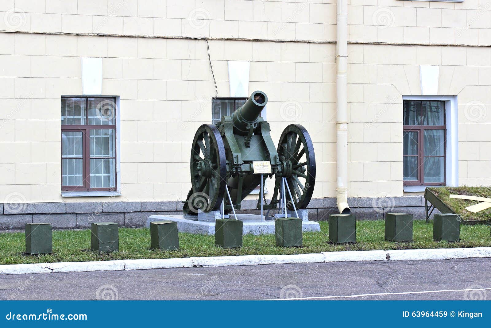 Stary artyleryjski działo blisko buduje Michael St Militarnej Artyleryjskiej akademii w St Petersburg