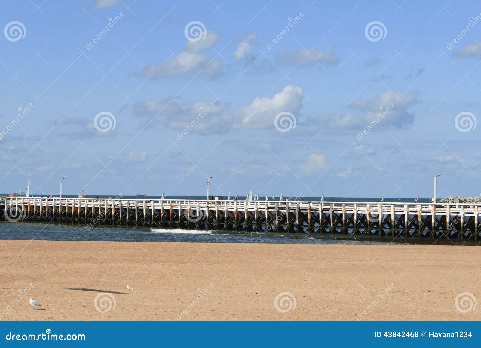 Stary molo na Belgijskim wybrzeżu przy Ostend