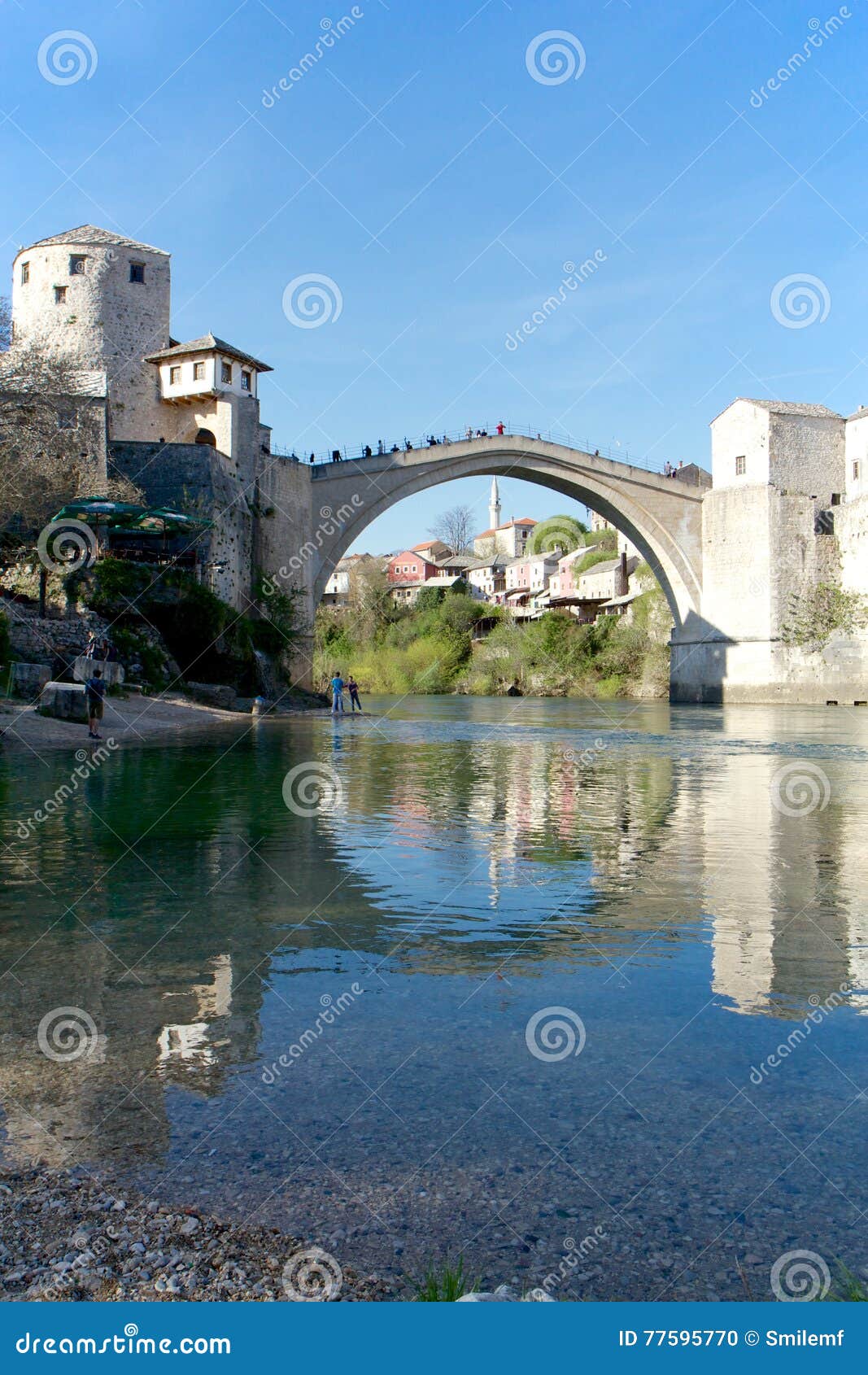 Stary most Mostar i odbicie w Neretva. Mostar jest popularnym turystycznym miejscem przeznaczenia Stary x28 & most; Stari most& x29; rzeka był budową otomanami i teraz jest rozpoznawalnym punktem zwrotnym Bośnia i Hercegovina nad Neretva