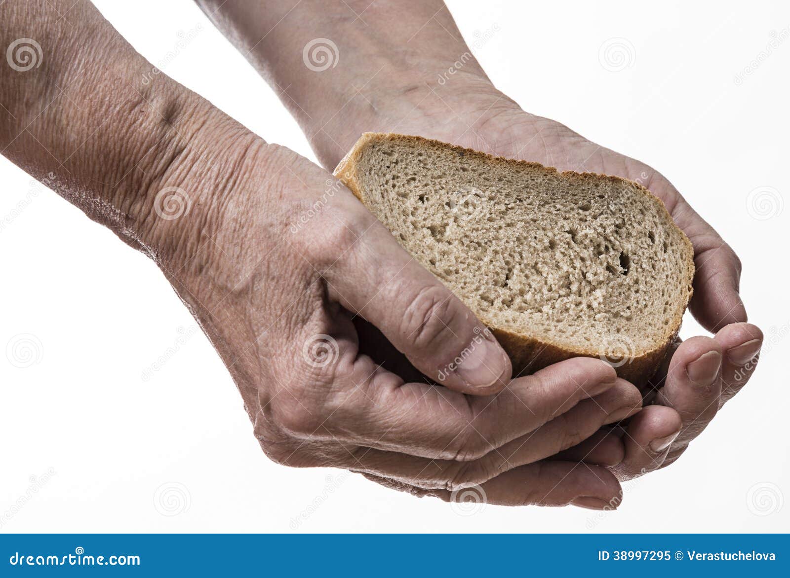 Голод золотой. Кусок хлеба в руке. Краюшка хлеба. Кусочек старого хлеба. Хлеб в руках.
