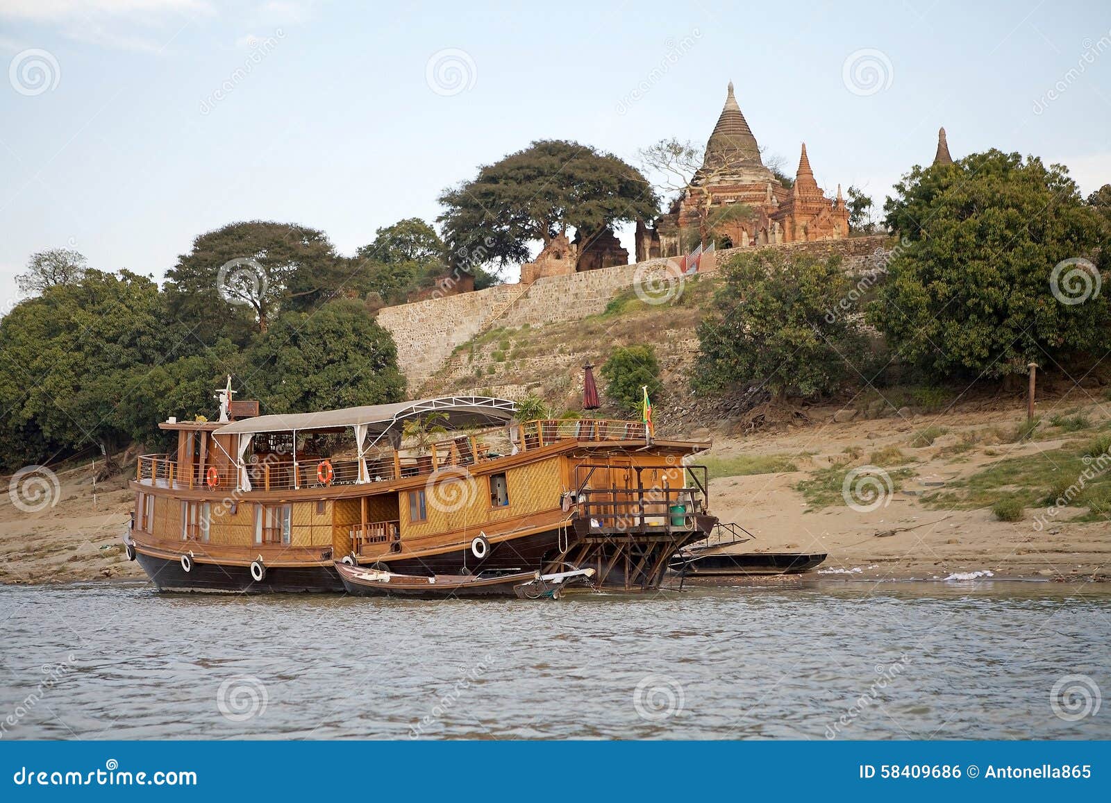 Statek wycieczkowy na Irrawaddy rzece w Bagan, Myanmar. Tradycyjny statek wycieczkowy wzdłuż Irrawaddy rzeki w Bagan, Myanmar Irrawaddy rzeka płynie od północy południe w Myanmar Ja jest kraju wielkim rzeką i najwięcej znacząco handlowego drogi wodnej