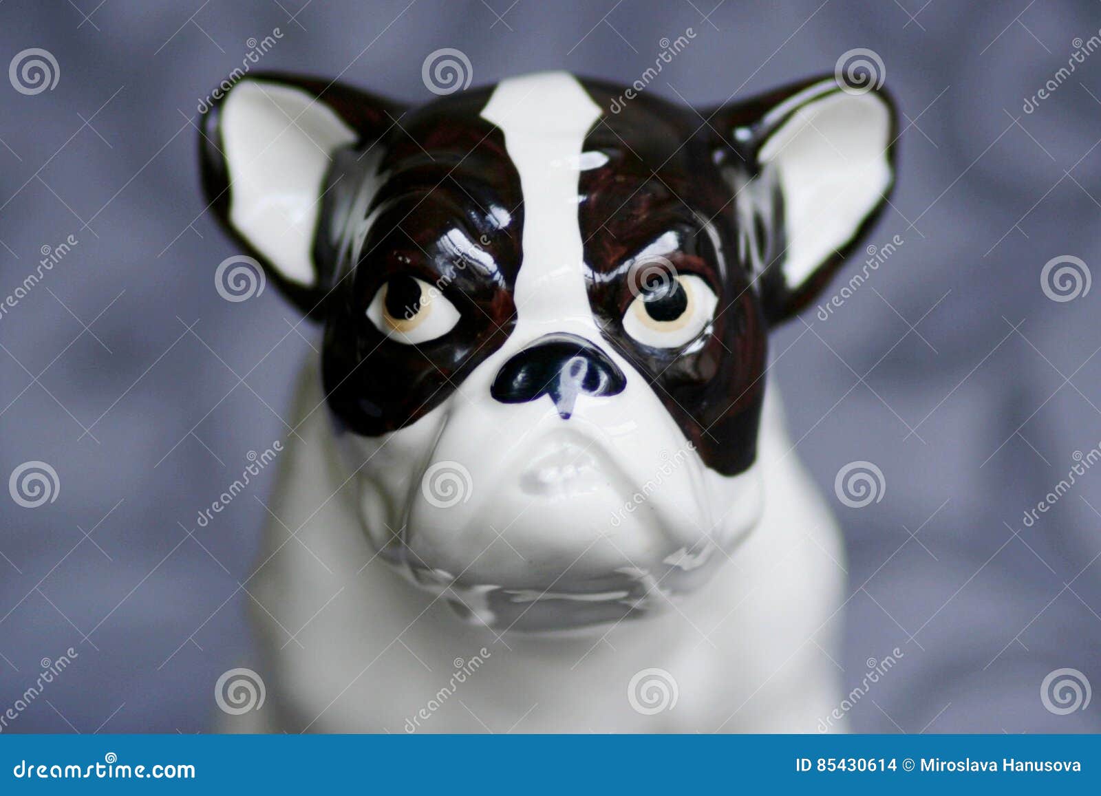 Statua Antica 1 Del Bulldog Francese Fotografia Stock - Immagine di catena,  lustrato: 85430614
