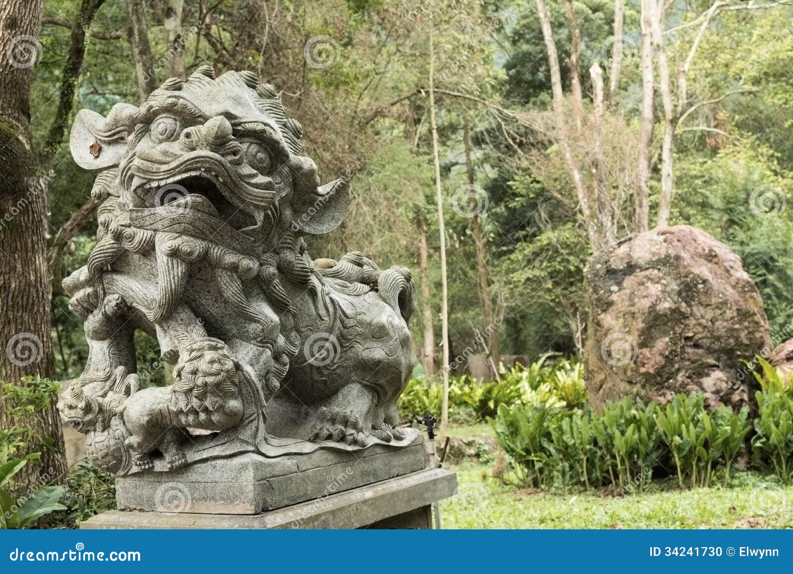 Statua bronzea del leone. Supporto cinese della statua del leone bronzeo.