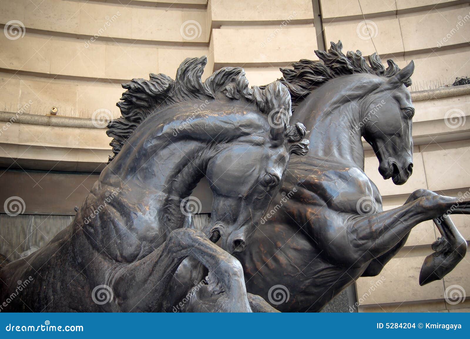Tintinnano Sui Finimenti Dei Cavalli Statua Dei Cavalli Nel Circo Di Picadilly Fotografia Stock - Immagine
