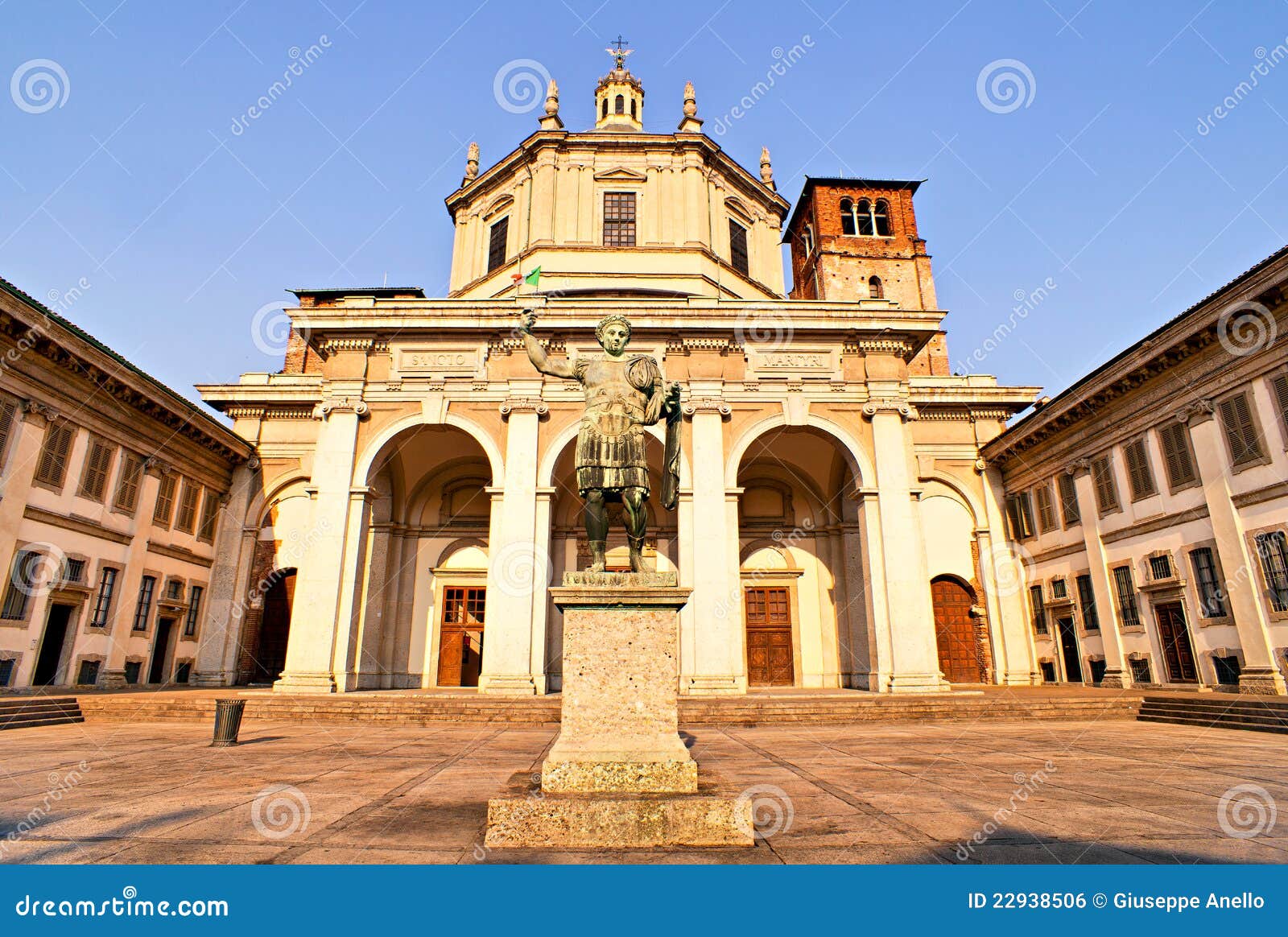 Statua Dell'imperatore Constantine, Milano Fotografia Stock Immagine