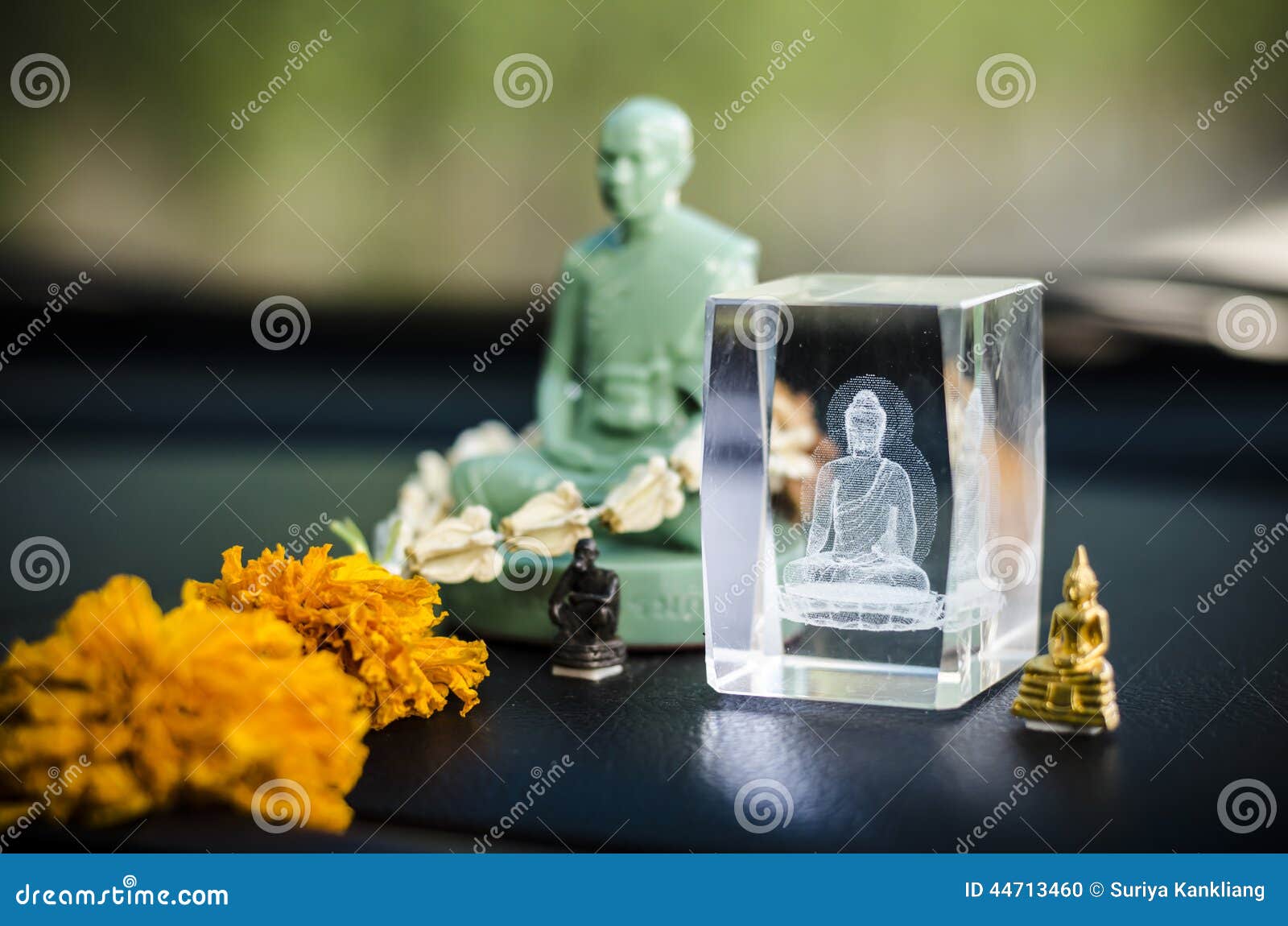 Statua di cristallo Buddha in automobile