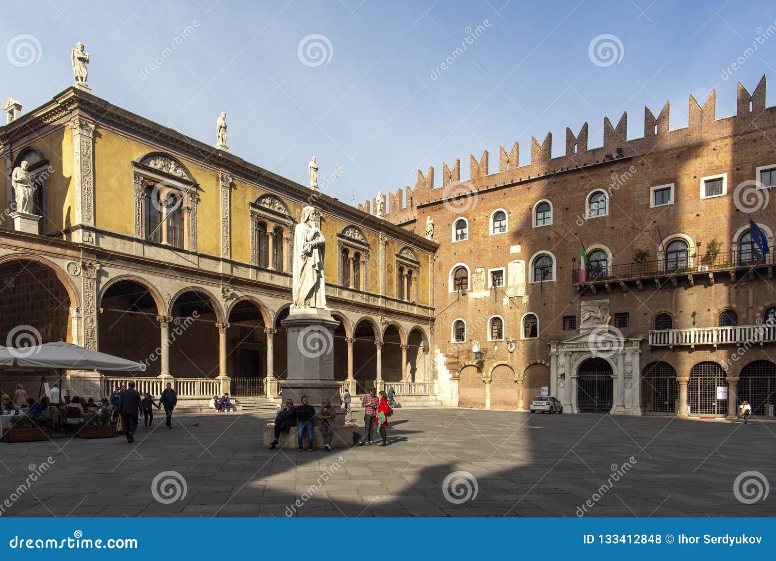 Statua di Dante Alighieri in Signori di dei della piazza, Verona, Italy-23 ottobre 2018 Belle statue di Dante in mezzo a Verona. Statua di Dante Alighieri in Signori di dei della piazza, Verona, Italy-23 ottobre 2018 Belle statue di Dante in mezzo alla vecchia città di Verona con le altre sculture ed architettura Giorno di estate a Verona