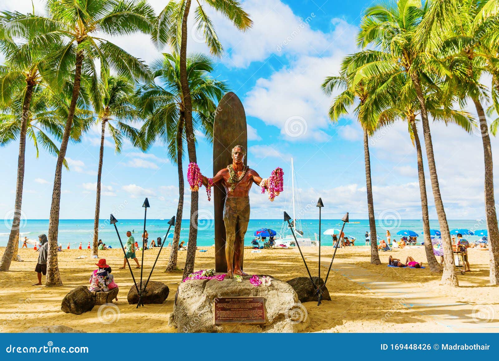 Statua di Duke Kahanamoku sulla spiaggia di Waikiki a Honolulu, Oahu, Hawaii. Honolulu, Oahu, Hawaii - 04 Novembre 2019: Statua di Duke Kahanamoku sulla spiaggia di Waikiki con persone non identificate Kahanamoku è un nuotatore leggendario che ha reso popolare l'antico sport hawaiano del surf