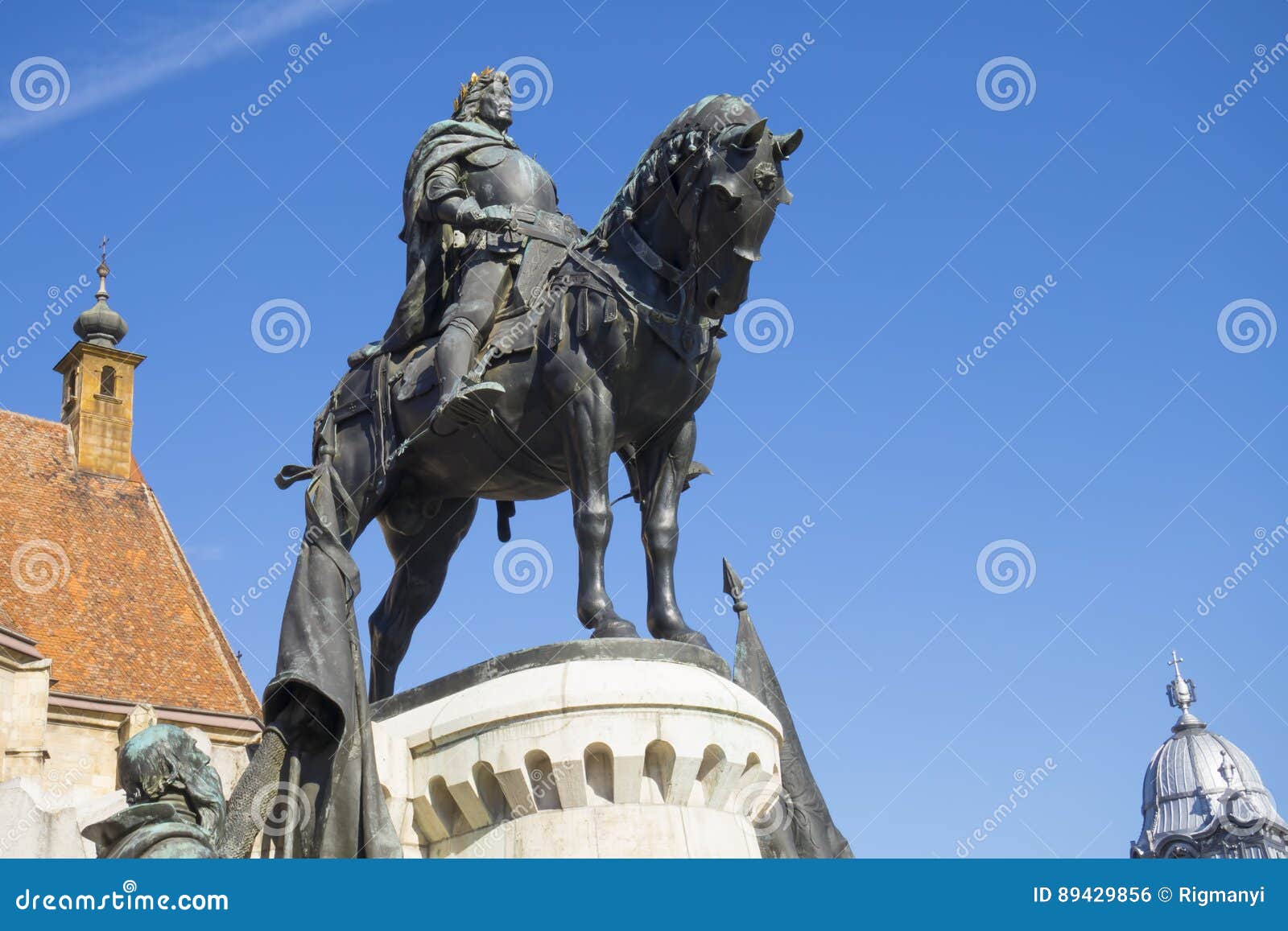 Statua di re Matthias. Il monumento di Mathias Rex a Cluj Napoca, Romania con la chiesa di Michaels del san
