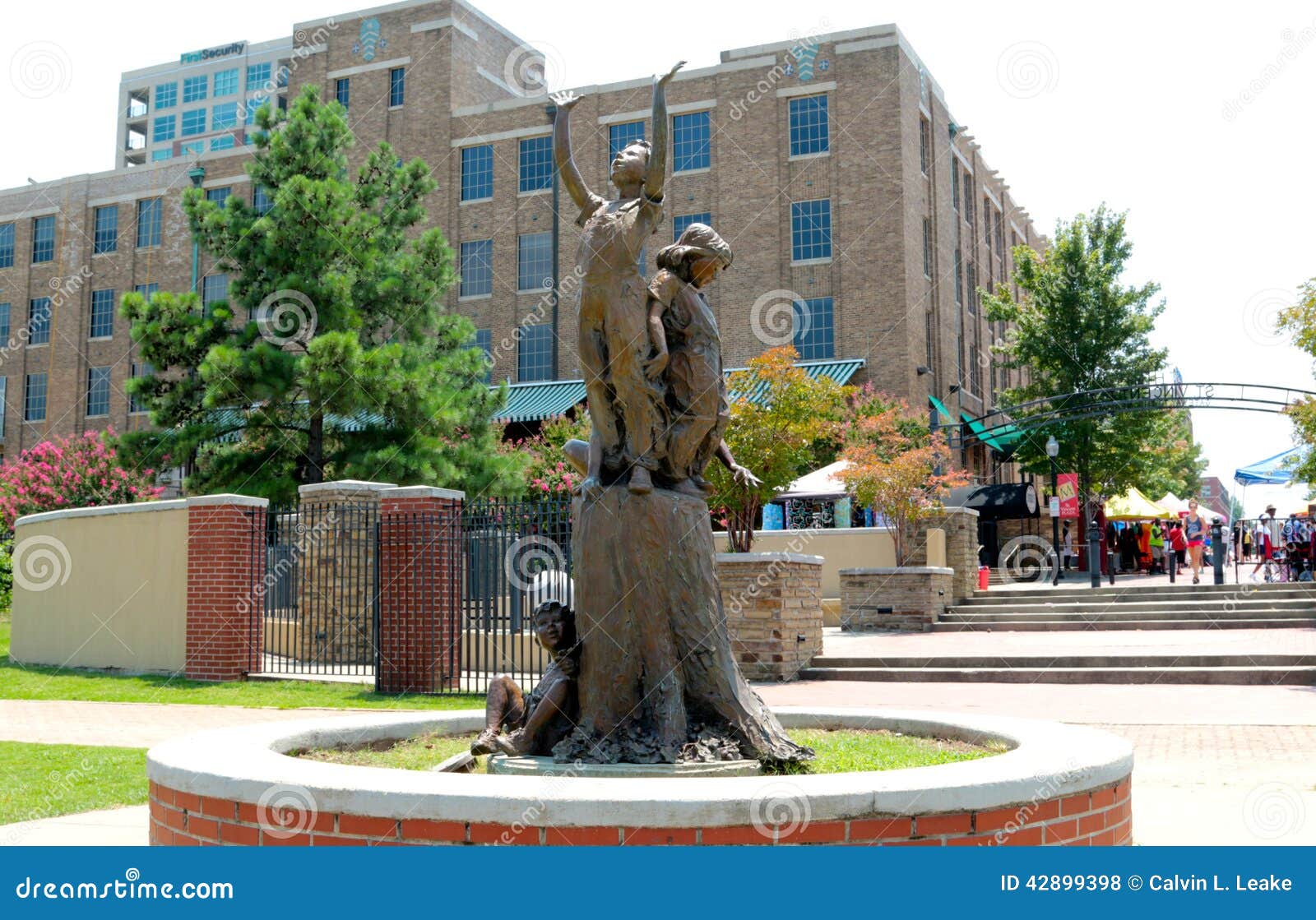 Statua dzieci dosięga dla nieba w w centrum Little Rock Arkansas