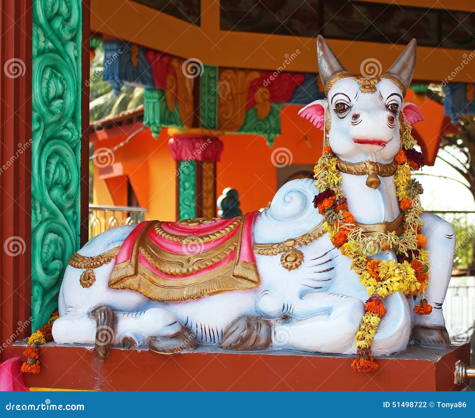 Statua krowa w hinduskiej świątyni, India