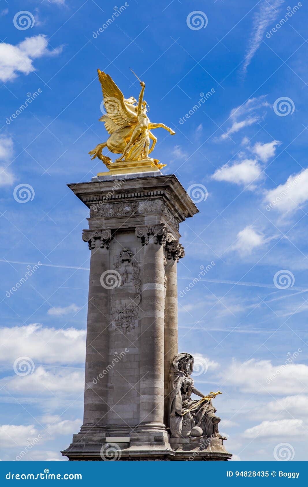 Statua La Renommee De La Guerre a Pont Alexandre III a Parigi Immagine ...