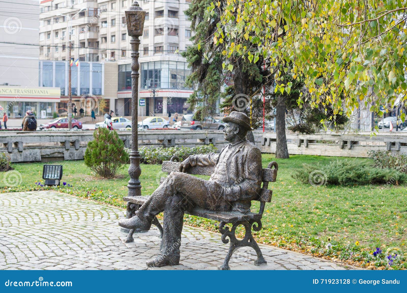 Statua w w centrum Ploiesti. Metal statua mężczyzna obsiadanie na ławce w w centrum Ploiesti