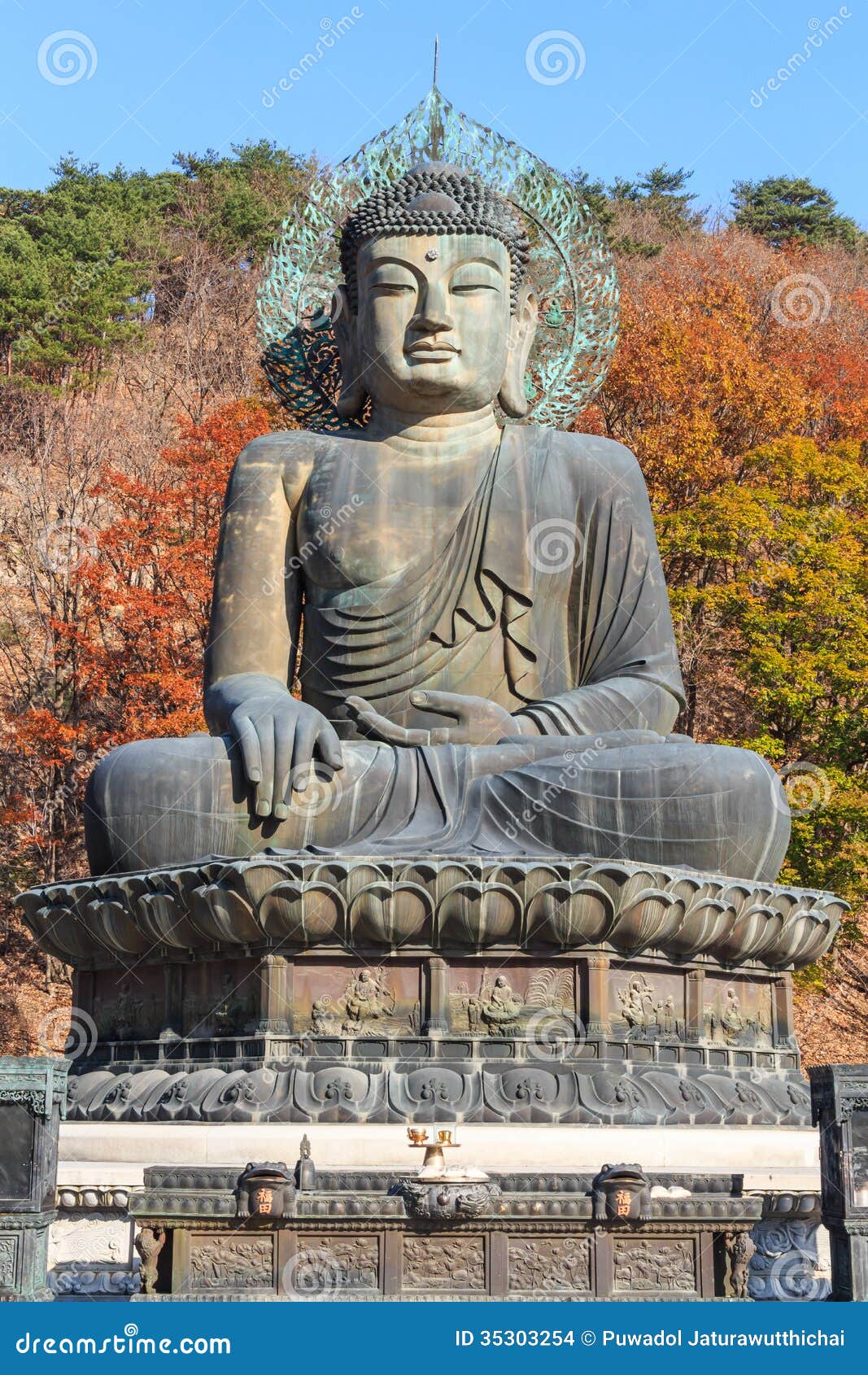 Statue Of Buddha In Seoraksan National Park ,Korea Stock Images - Image