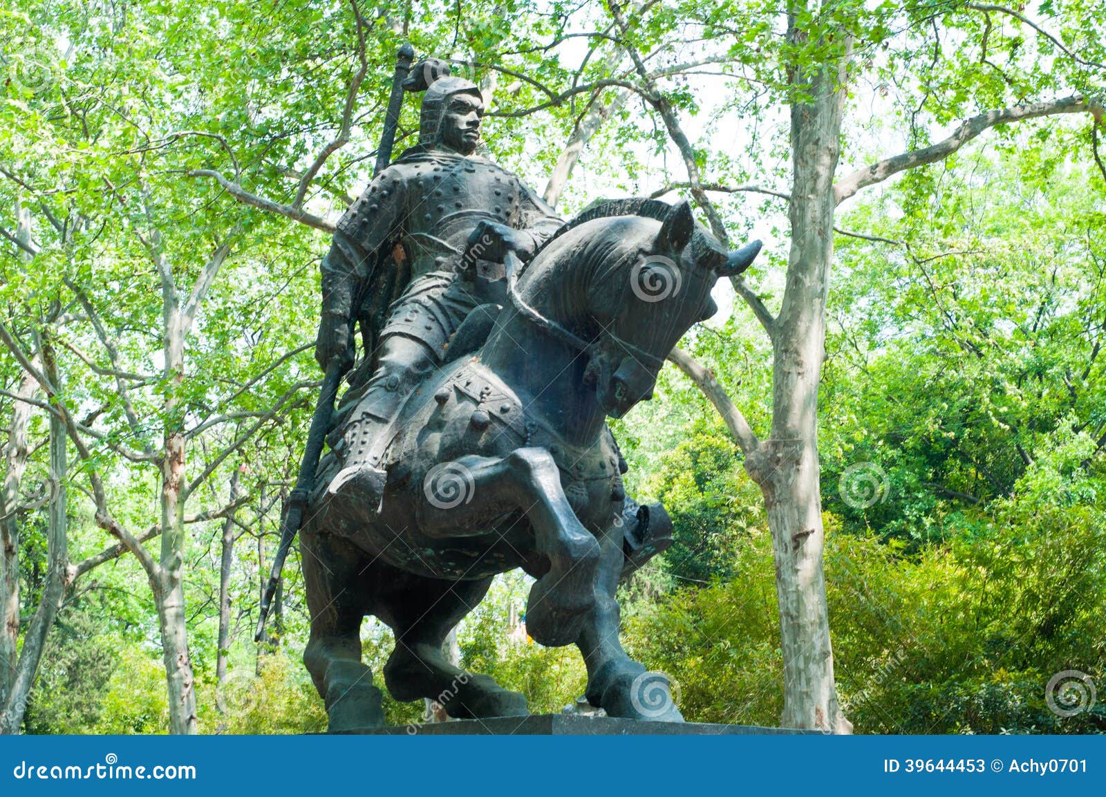 the statue of a chinese commander in ancient times