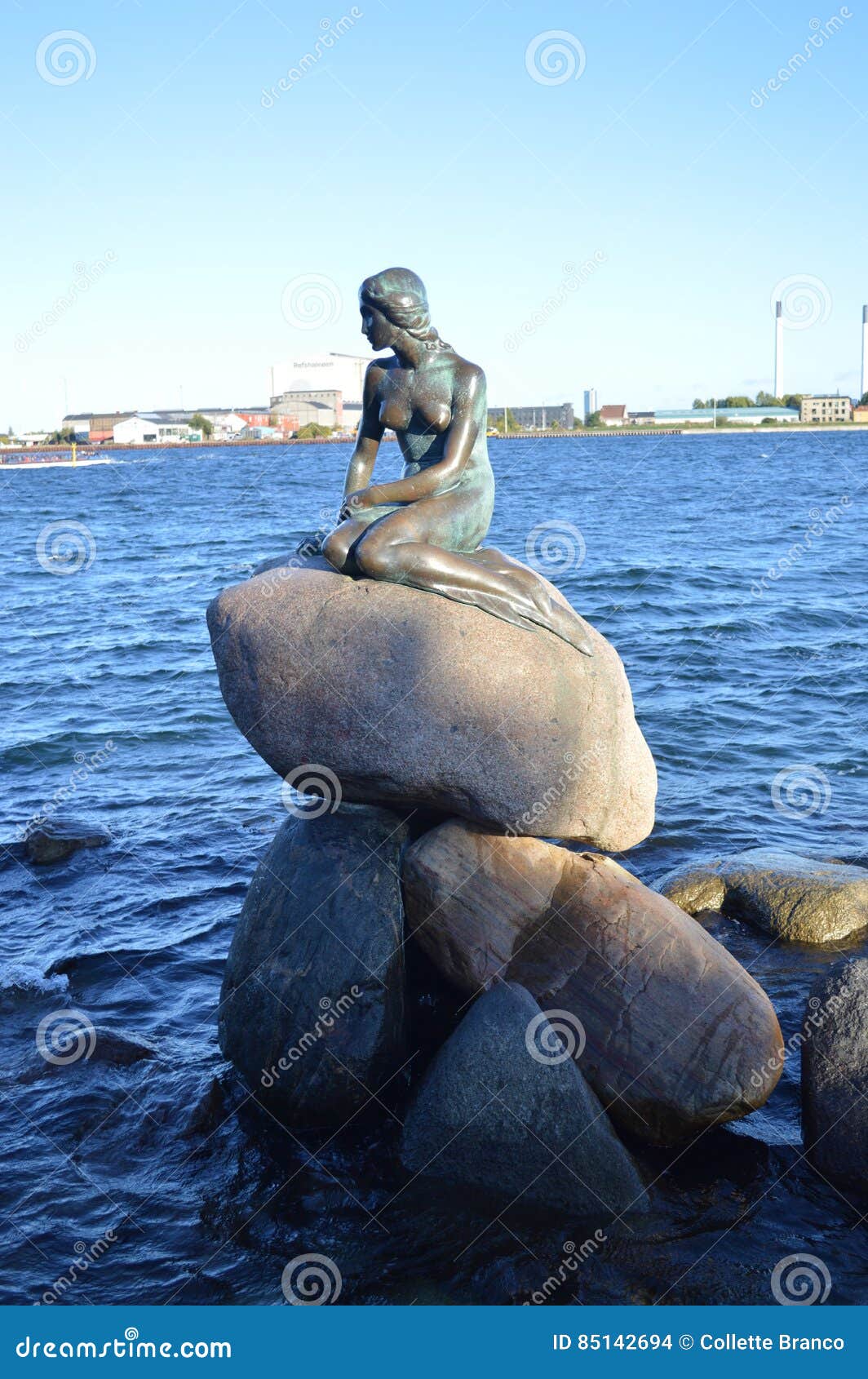 Statue in Copenhagen editorial stock image. Image of building - 85142694