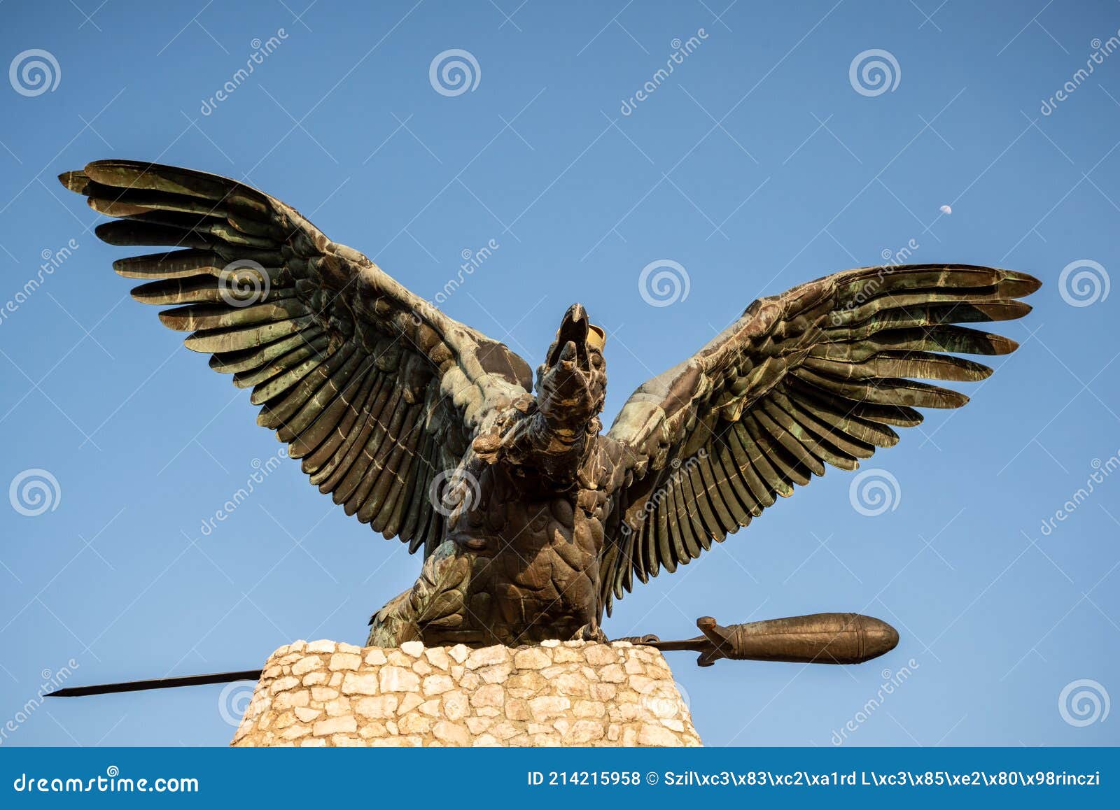 Statue D'aigle Avec Couronne Sur La Tête. Photo stock - Image du européen,  oiseau: 214215958