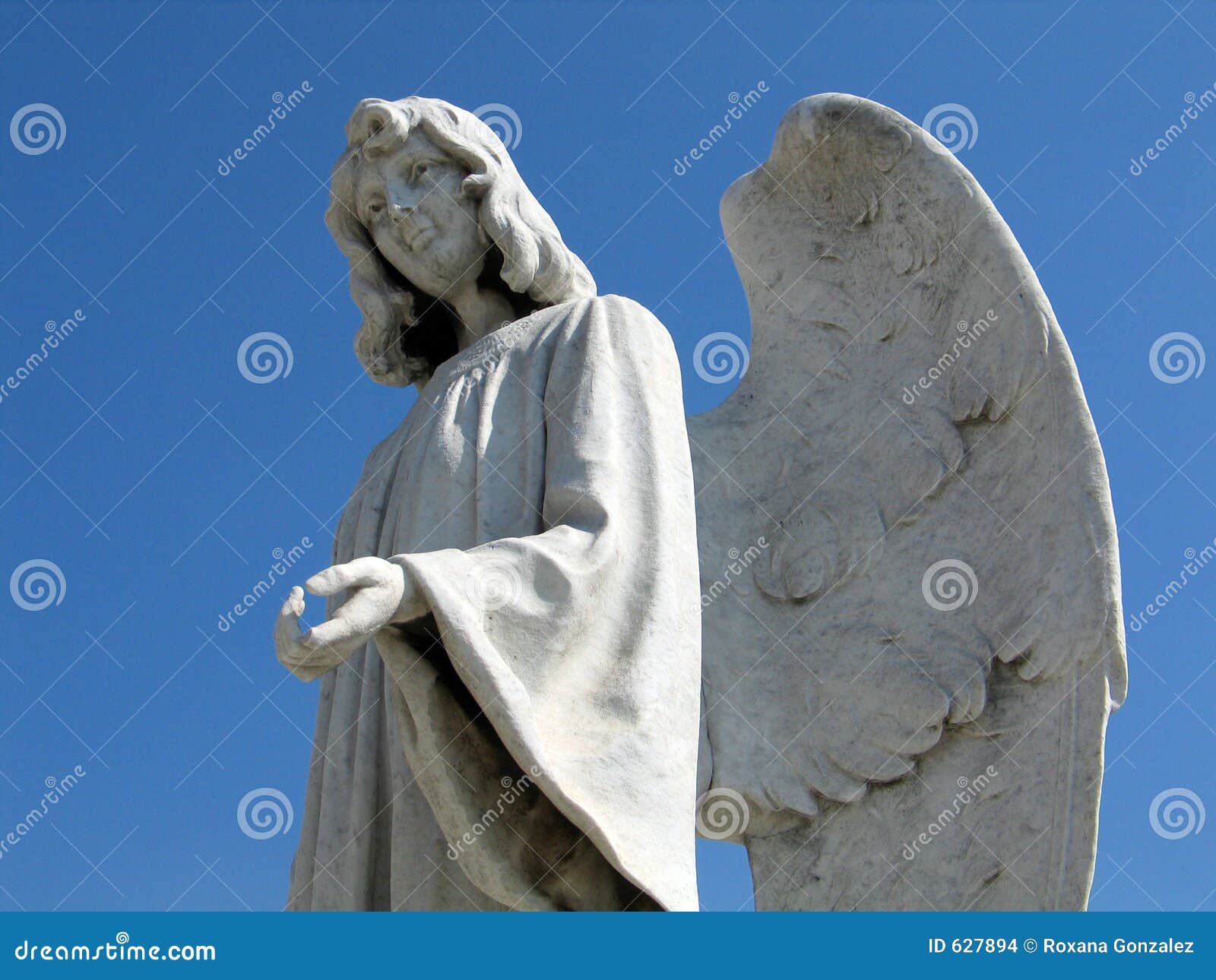 Statue d'ange. Statue de cimetière d'un ange à ailes