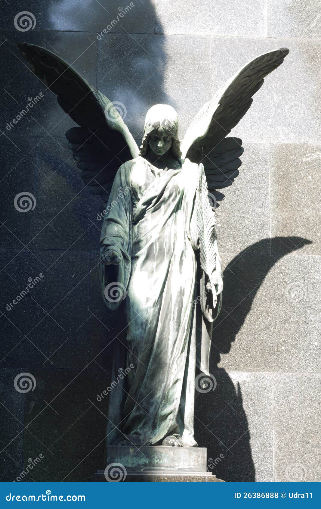 Statue D'ange Antique Sur Le Cimetière Photo stock - Image du historique,  noir: 26386888