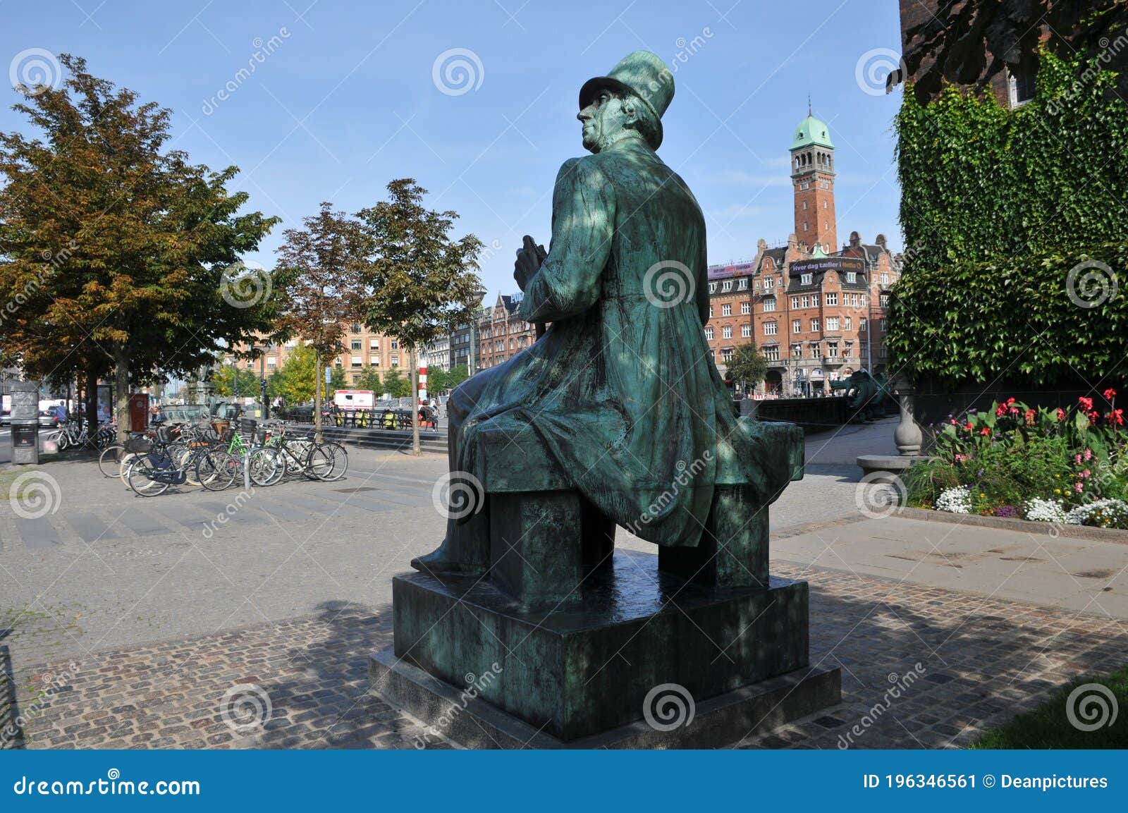 Statue of Danish Writer Hans Christian Andersen on Towhall Sq Editorial ...
