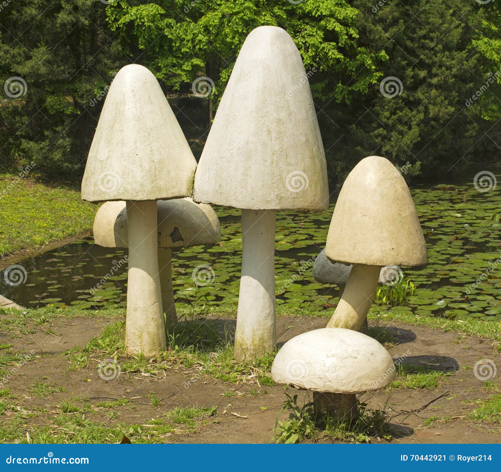 Statue de champignon image stock. Image du statue, sculpture - 70442921