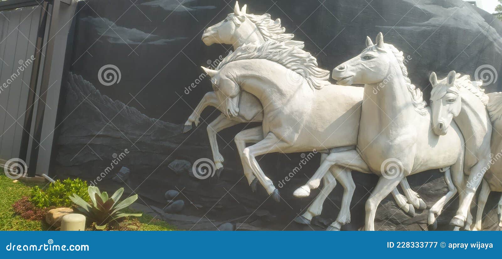 Statue De Cheval Maison Jardin Avec Paysage Image stock Image du