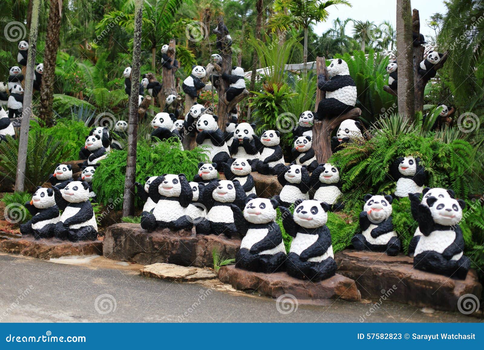 Statue De Panda Dans Le Jardin De Paume Image stock Image du paume