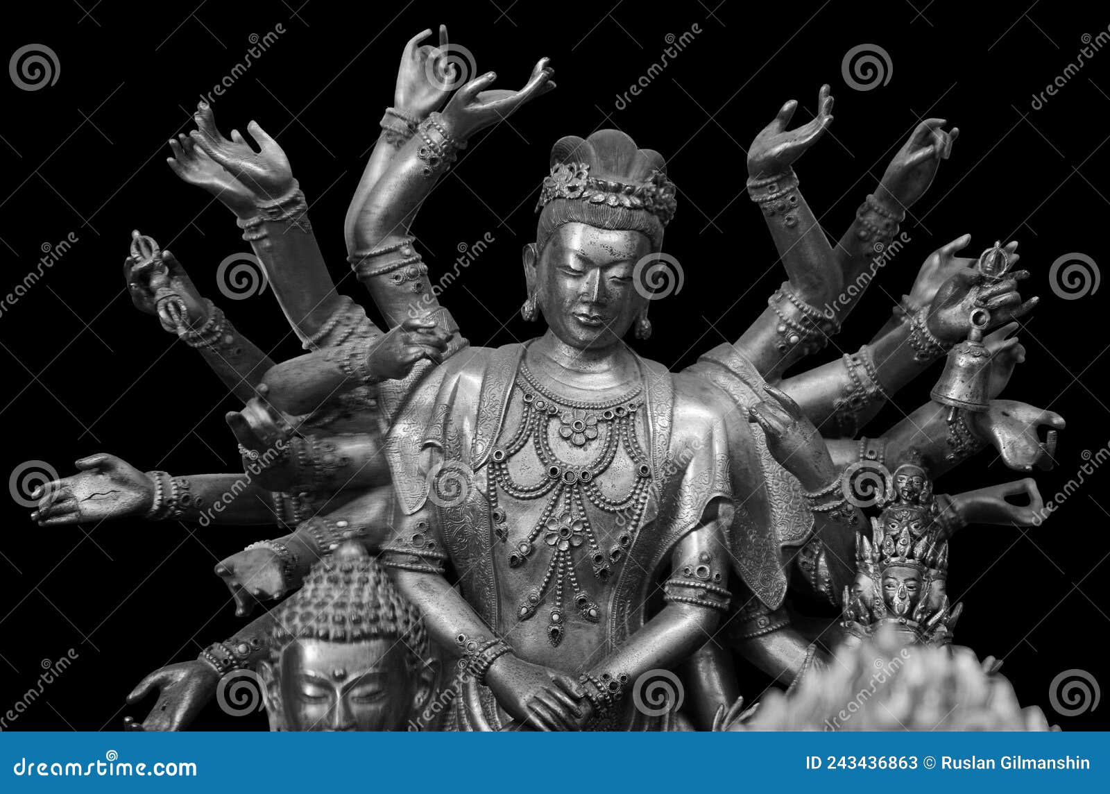 Statue De Shiva Multiarmée Isolée Sur Fond Noir Avec Chemin D