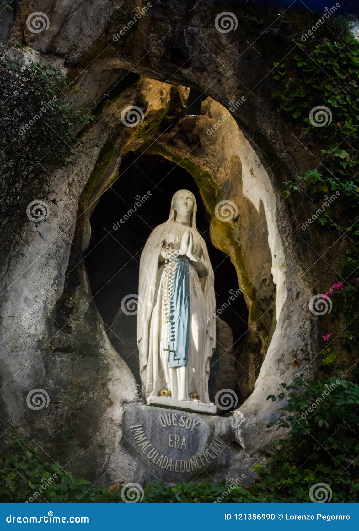 Statue De Vierge Marie A Lourdes Photo Stock Image Du Catholique Grotte
