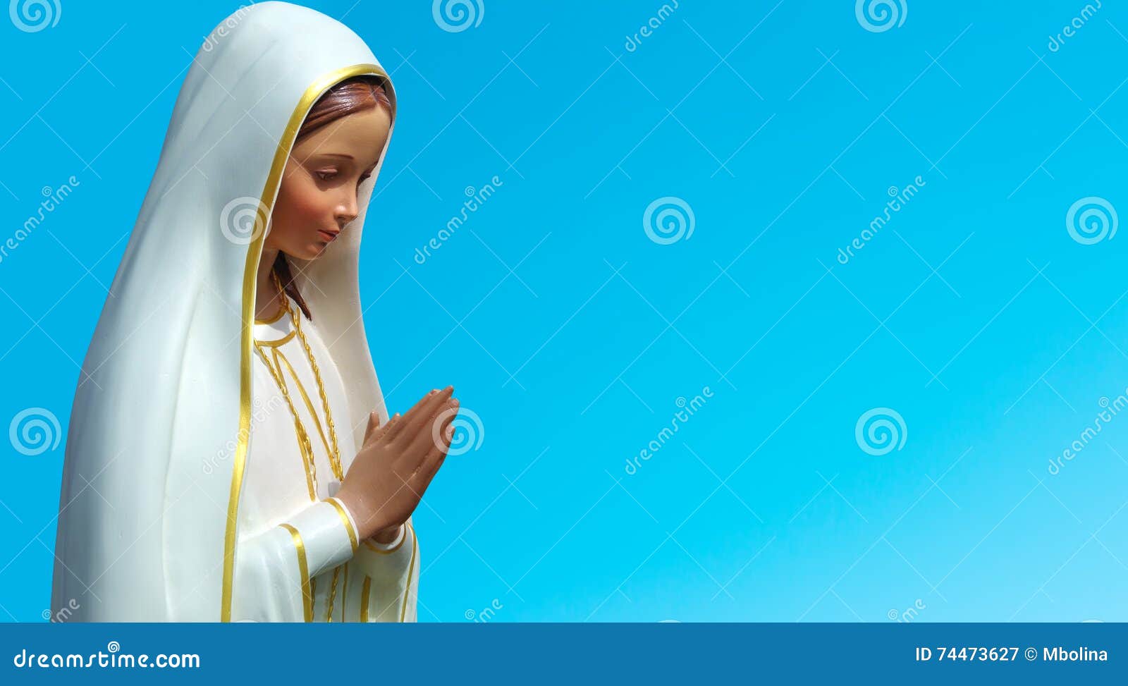 Statue De Vierge Marie Contre Le Ciel Bleu Image Stock Image Du Opinion Salut